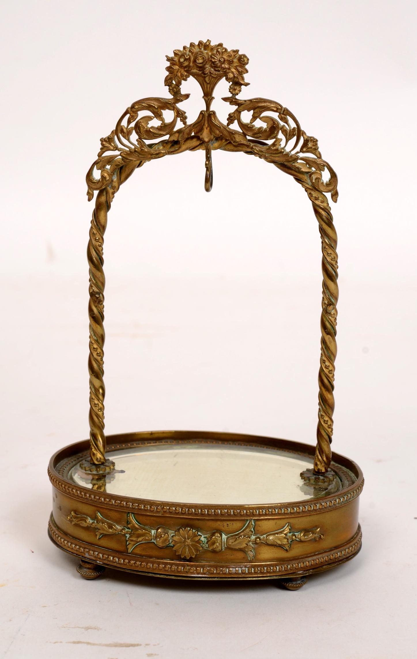 porte-montre ancien du 19ème siècle en laiton doré:: en forme d'arc avec une base en miroir. Cet élégant et raffiné 