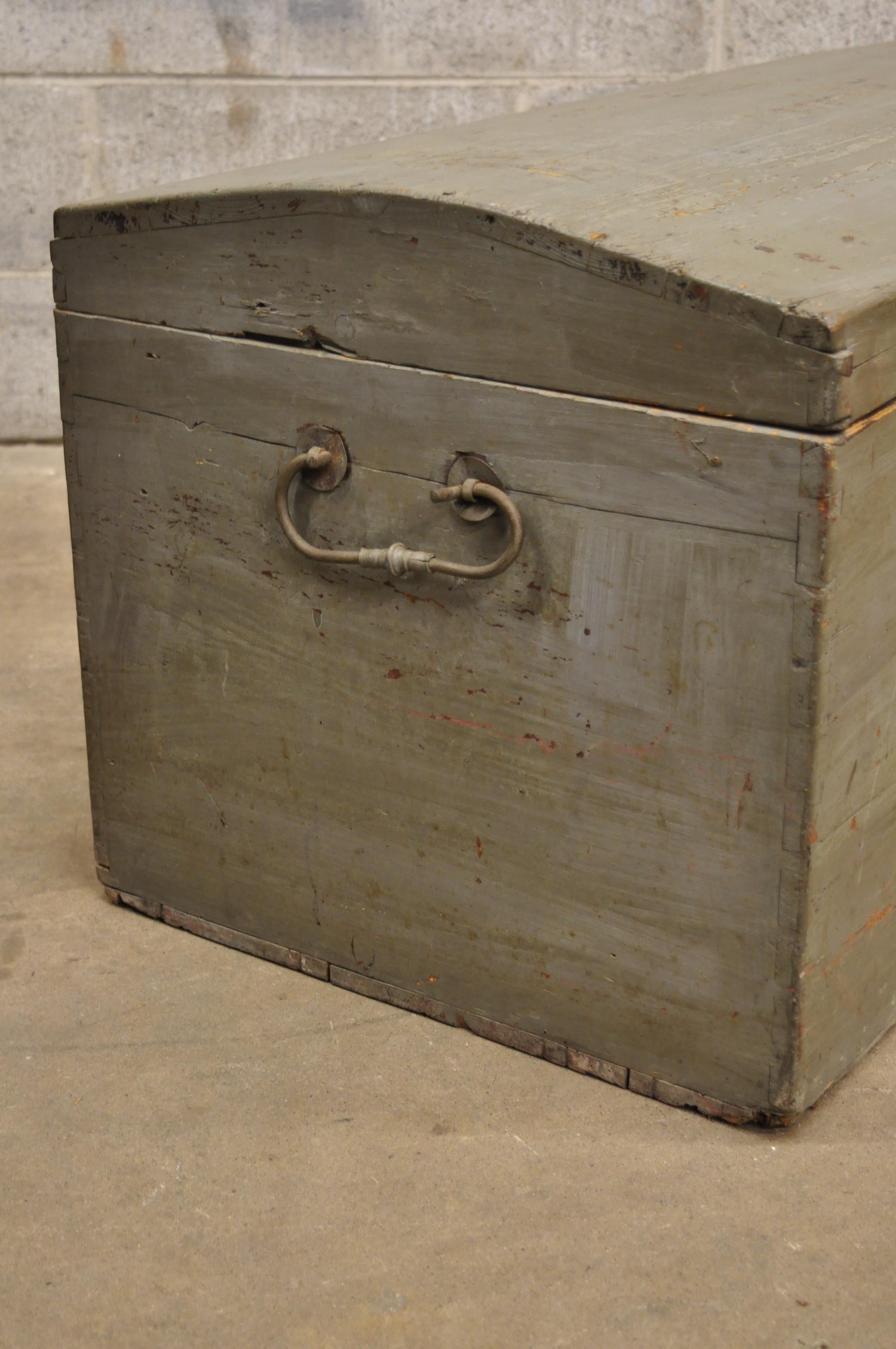 Antique Primitive Dome Top Dovetail Gray Blanket Blanket Chest Trunk In Good Condition For Sale In Philadelphia, PA