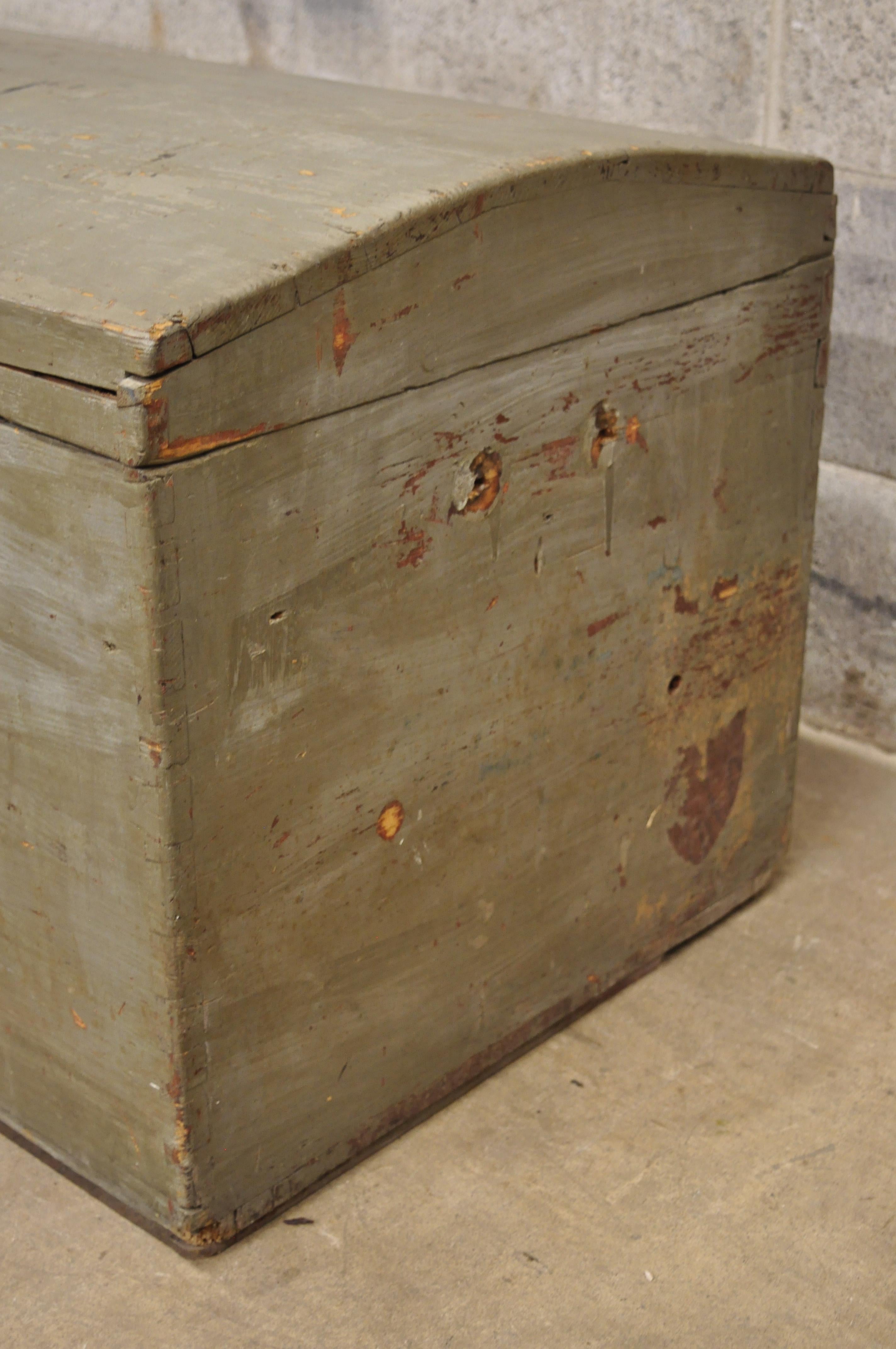 19th Century Antique Primitive Dome Top Dovetail Gray Blanket Blanket Chest Trunk For Sale