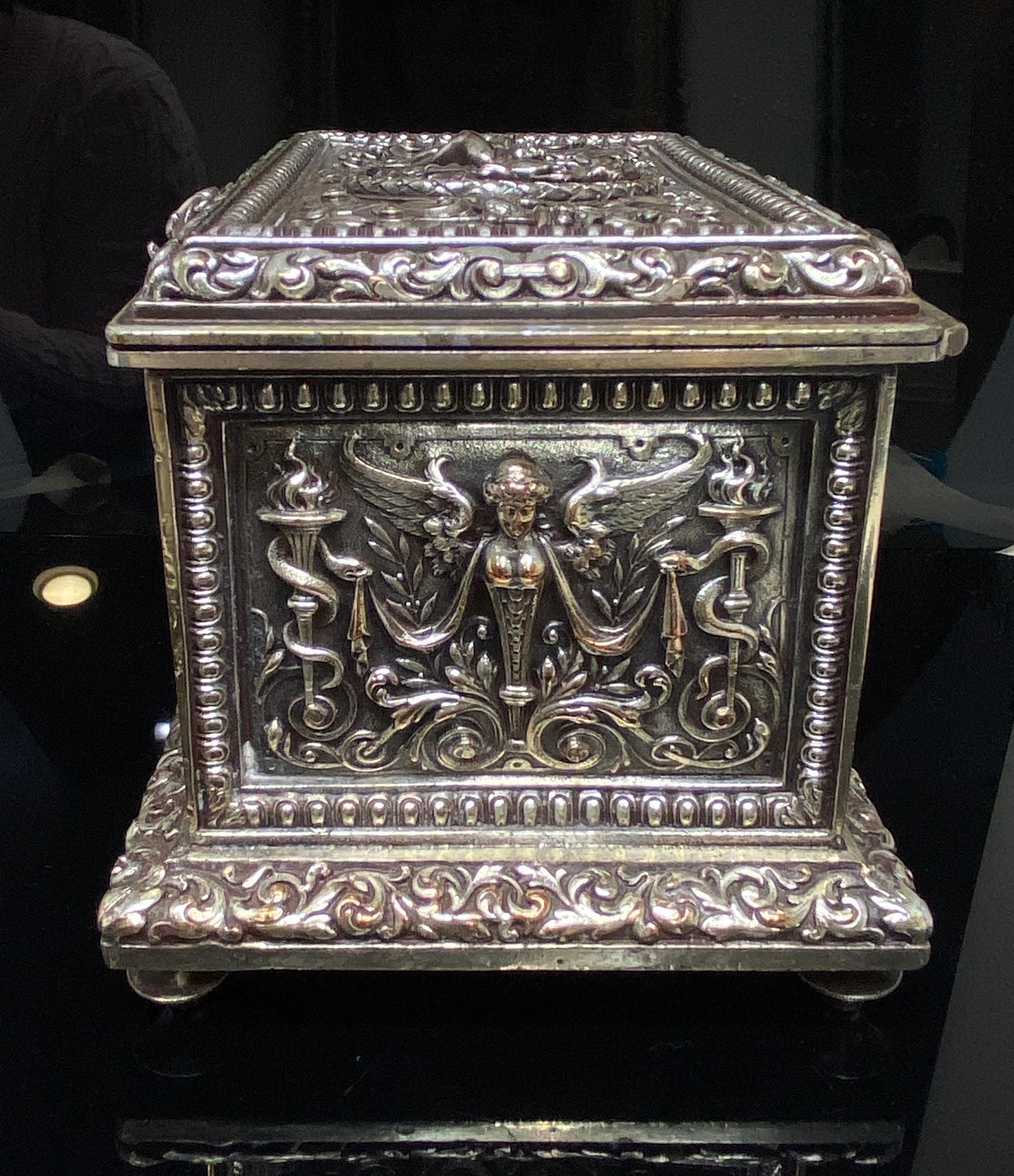 Boîte à charnière en bronze argenté antique du 19ème siècle, coffret à bijoux de Trinket en vente 3