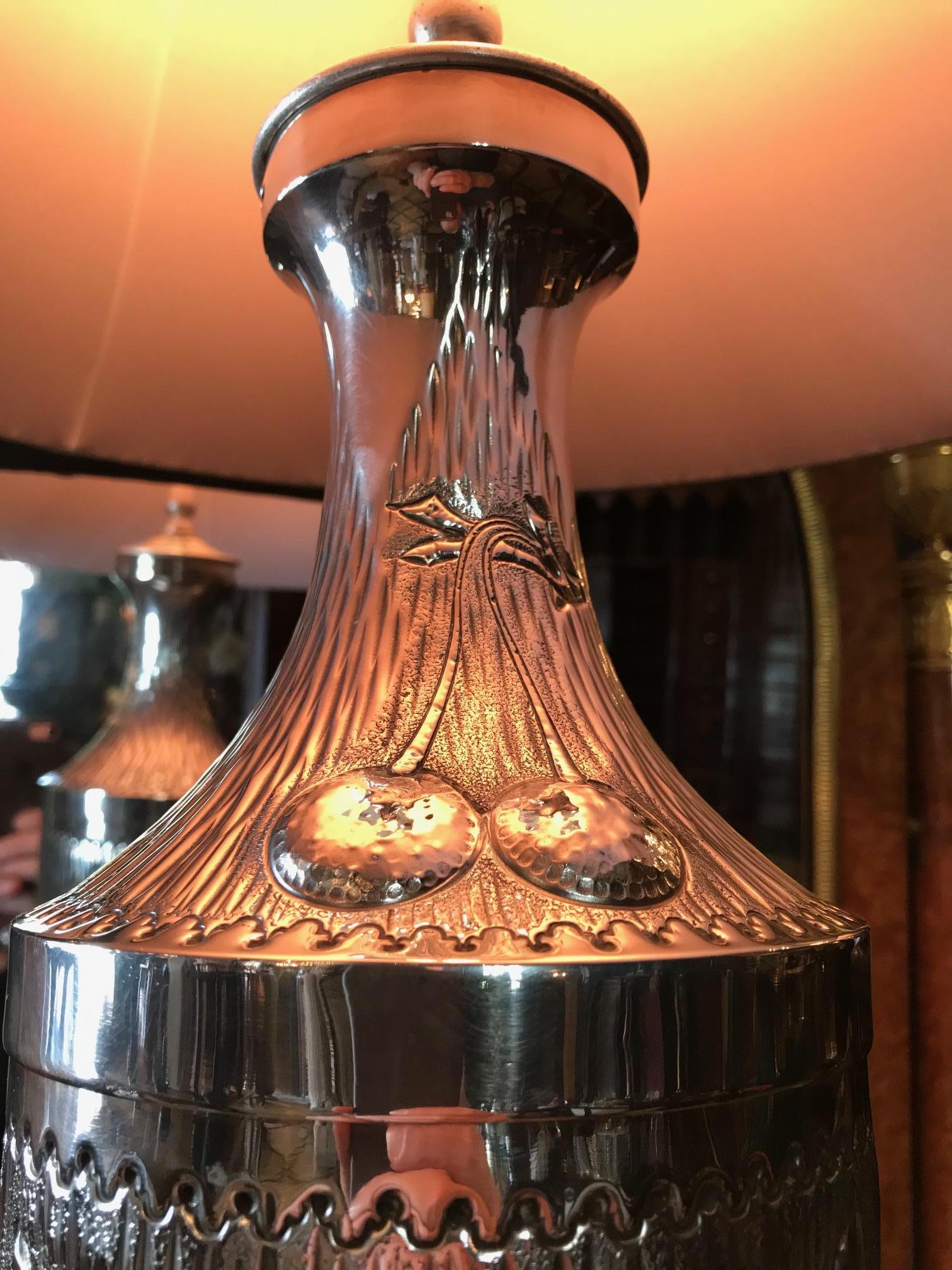 Européen Lampe de bureau Art Nouveau Art Déco en forme d'urne en argent avec abat-jour ancien LA CA en vente