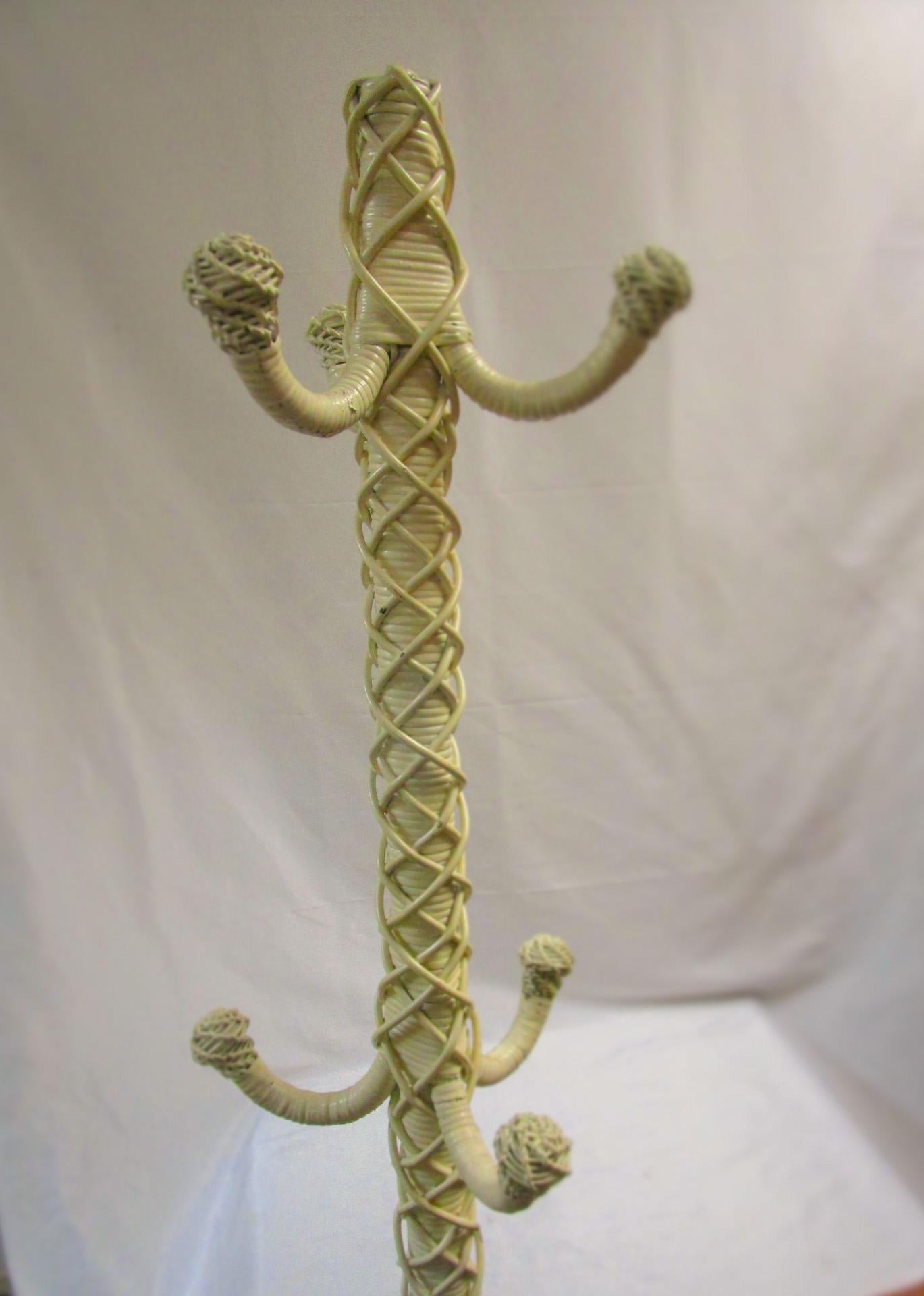 Questa rara cappelliera/appendiabiti in vimini del XIX secolo è caratterizzata da un'insolita treccia intrecciata su un palo centrale in legno avvolto da una canna piatta. Ci sono sei mollette da appendere con estremità intricate e intrecciate. La