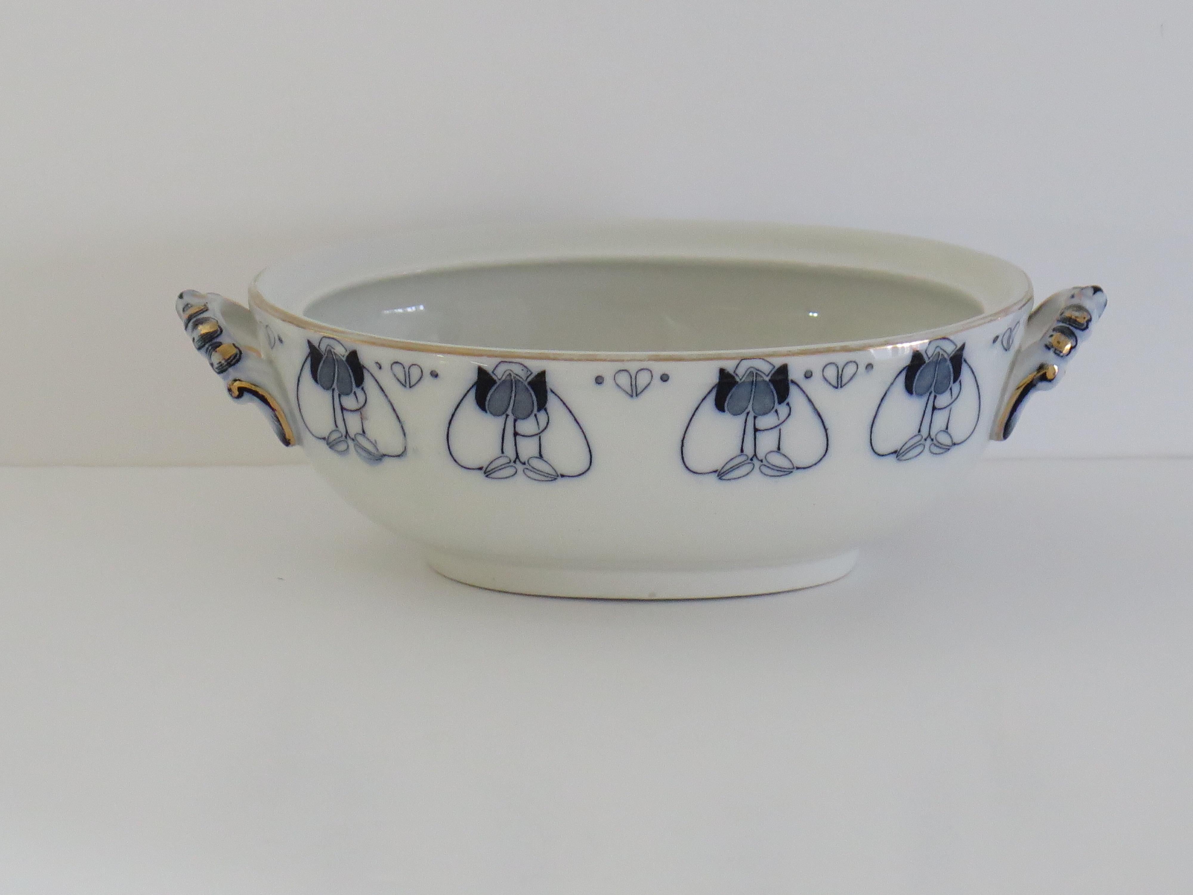 Il s'agit d'une très jolie soupière ou d'un bol ouvert de style ART NOUVEAU en faïence émaillée, décorée du motif de la tulipe par Keeling & Co, Burslem, Staffordshire, Angleterre à la fin du 19ème siècle, Circa 1887.

La pièce est bien empotée sur