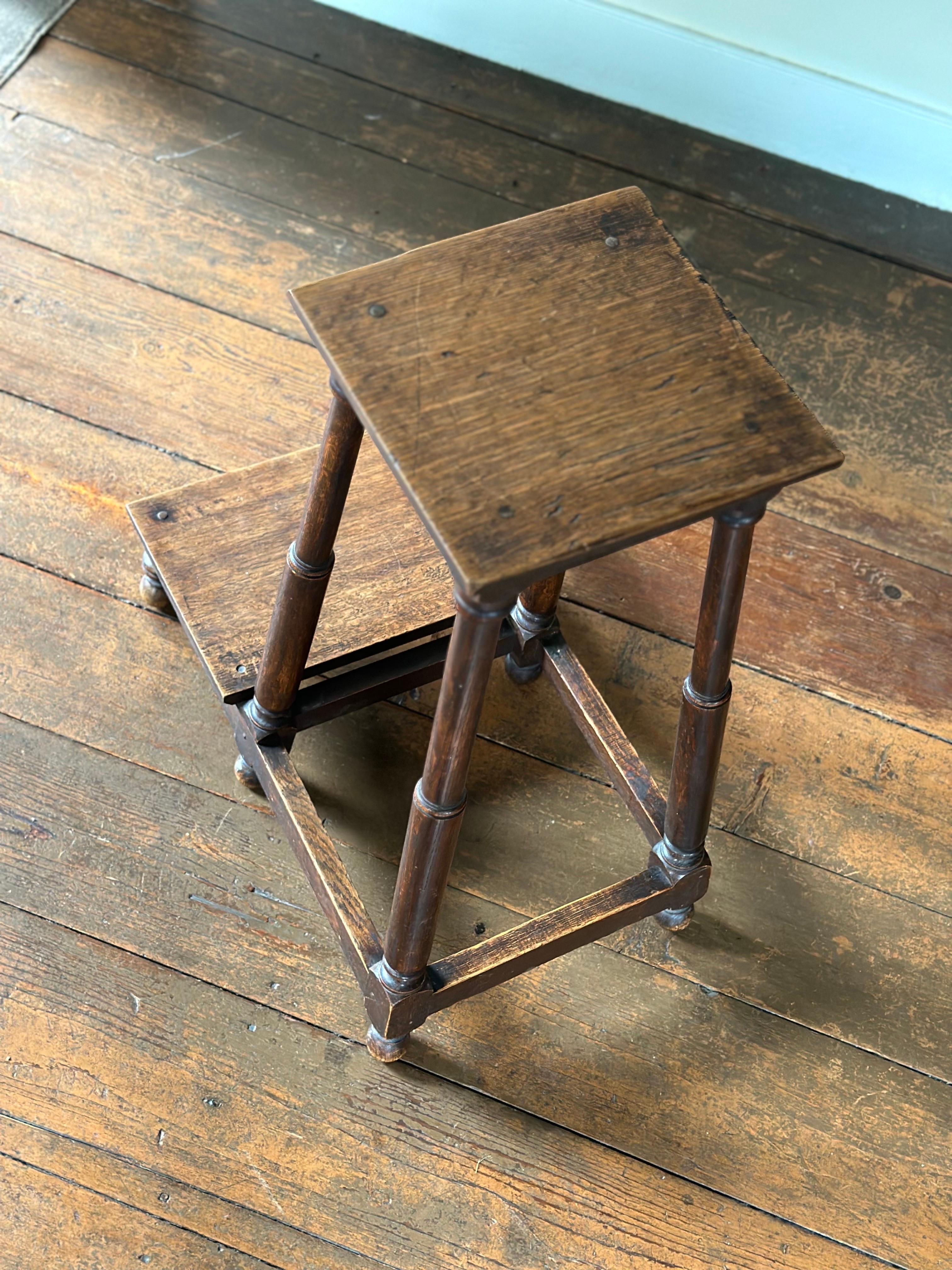 A.I.C. 19ème siècle Tabouret d'articulation modèle Artistics en vente 2