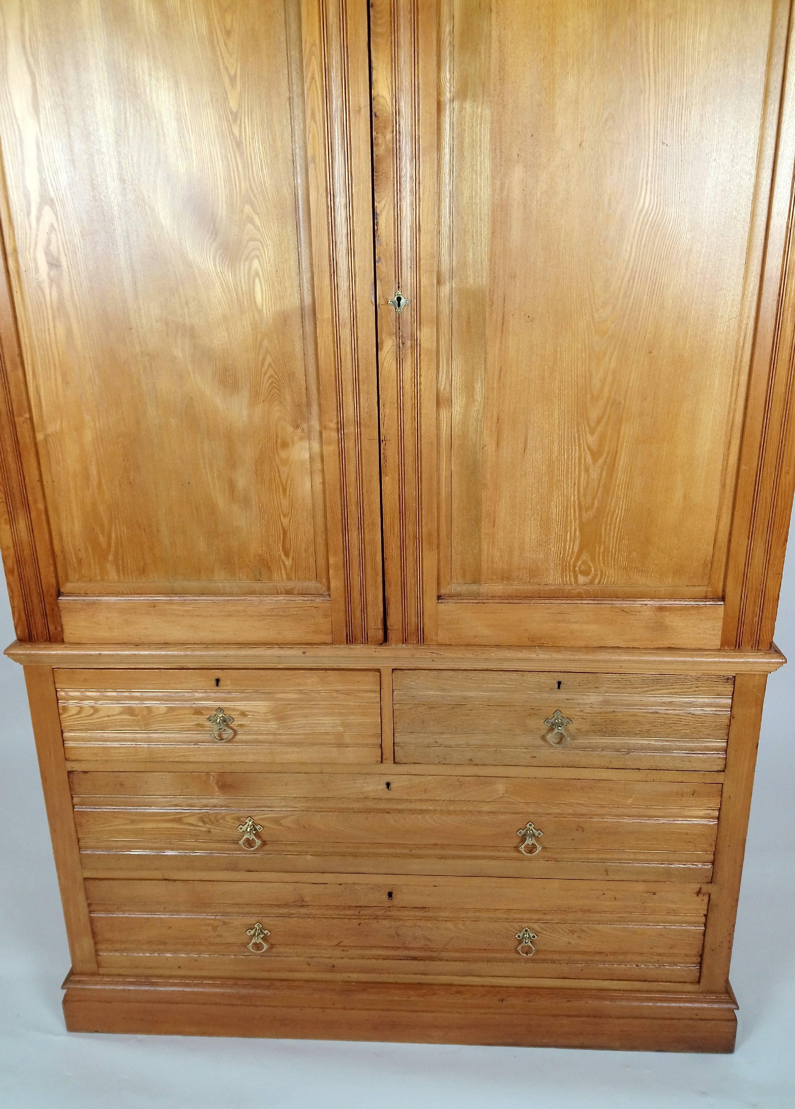 This outstanding and very attractive English Arts & Crafts ash linen press is fitted with three linen slides over two short and two long drawers. The press measures 52 ¼ in – 132.7 cm wide, 20 in – 50.8 cm deep and 81 ½ in – 207 cm in height. This