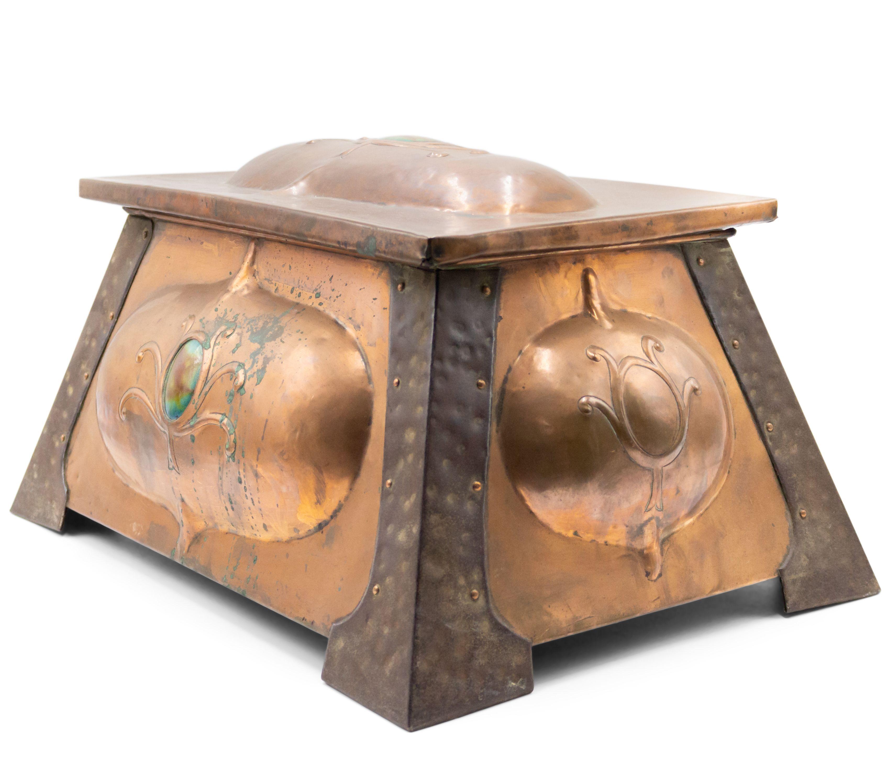 Arts and Crafts Boîte à coffret de table en cuivre du mouvement Arts & Crafts du 19ème siècle en vente