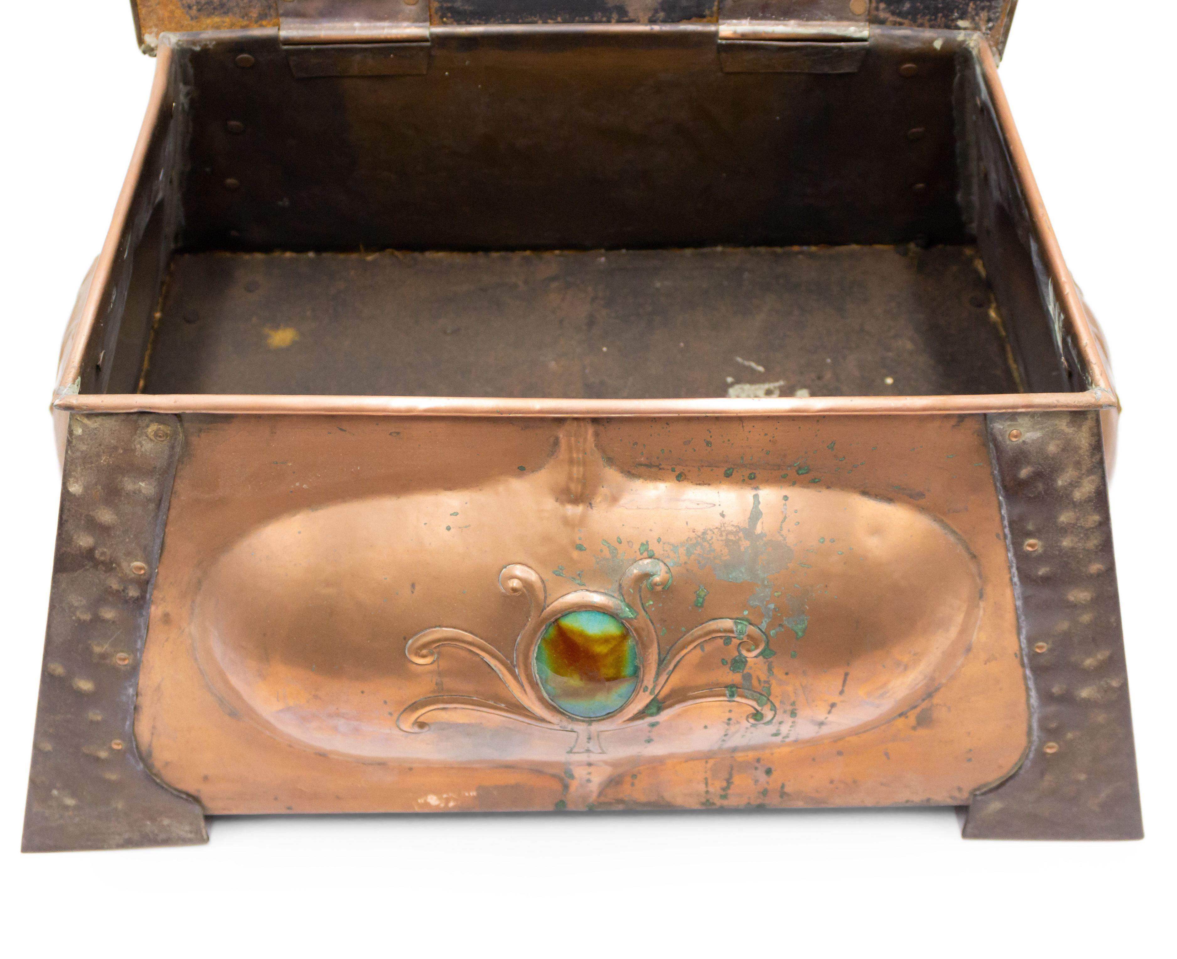 Anglais Boîte à coffret de table en cuivre du mouvement Arts & Crafts du 19ème siècle en vente