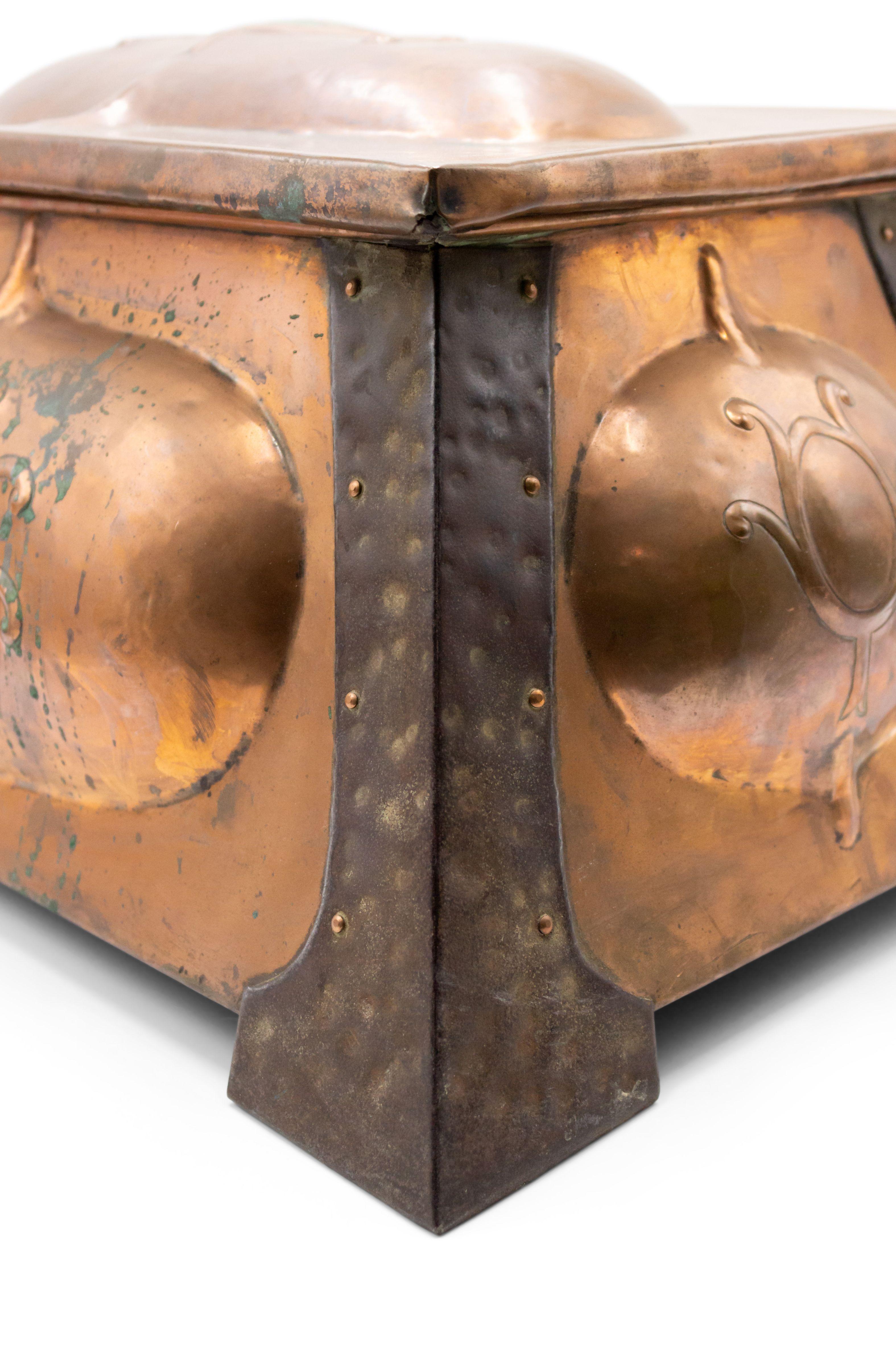 Boîte à coffret de table en cuivre du mouvement Arts & Crafts du 19ème siècle Bon état - En vente à New York, NY