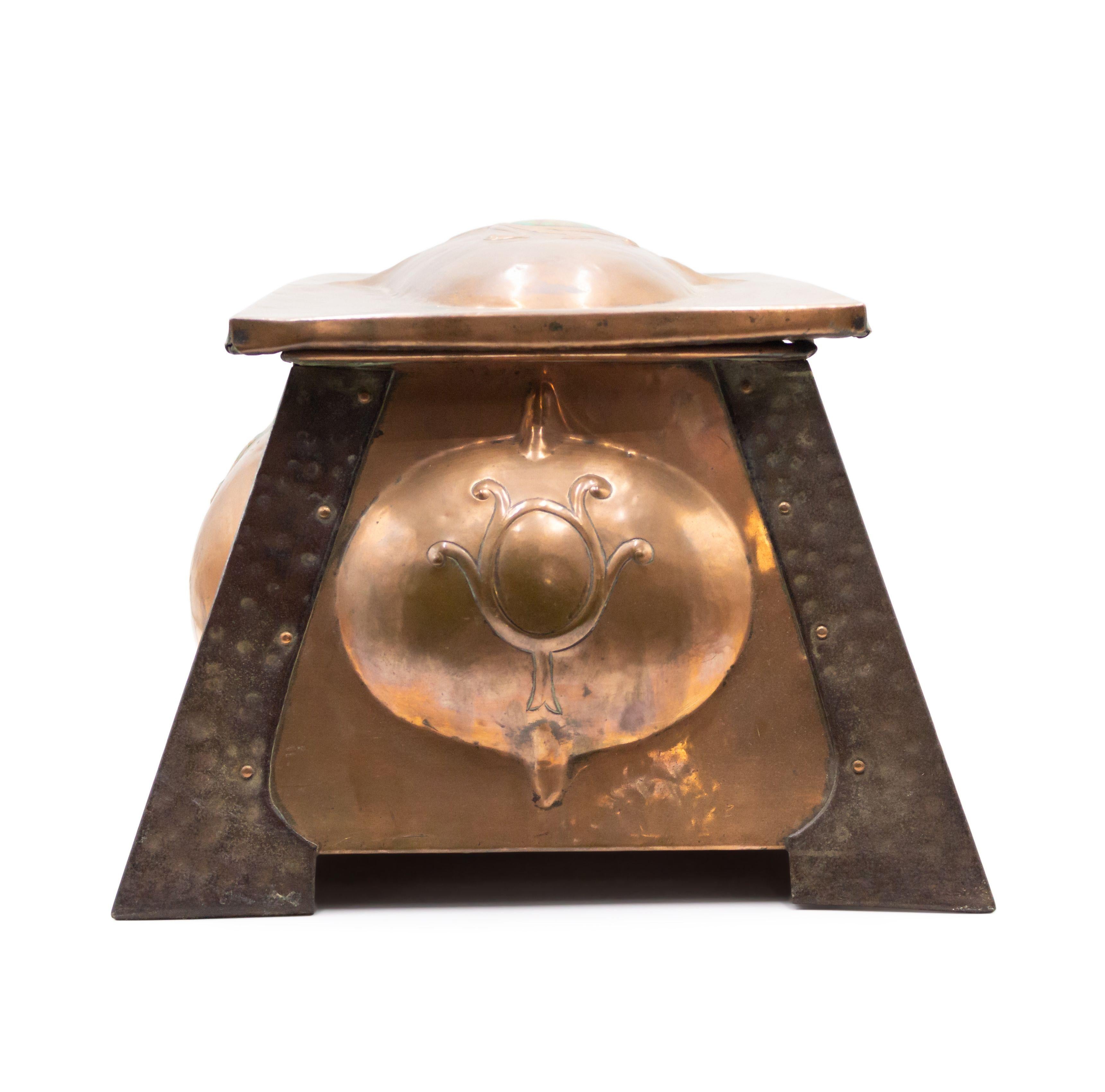 XIXe siècle Boîte à coffret de table en cuivre du mouvement Arts & Crafts du 19ème siècle en vente