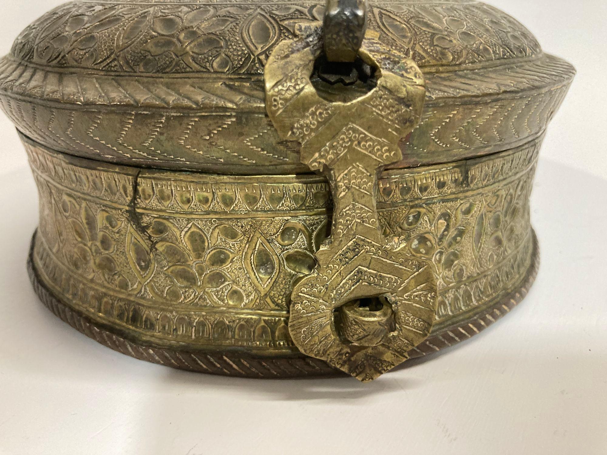 Boîte Pandan asiatique ancienne en laiton avec couvercle, Inde du Nord 19e siècle en vente 5