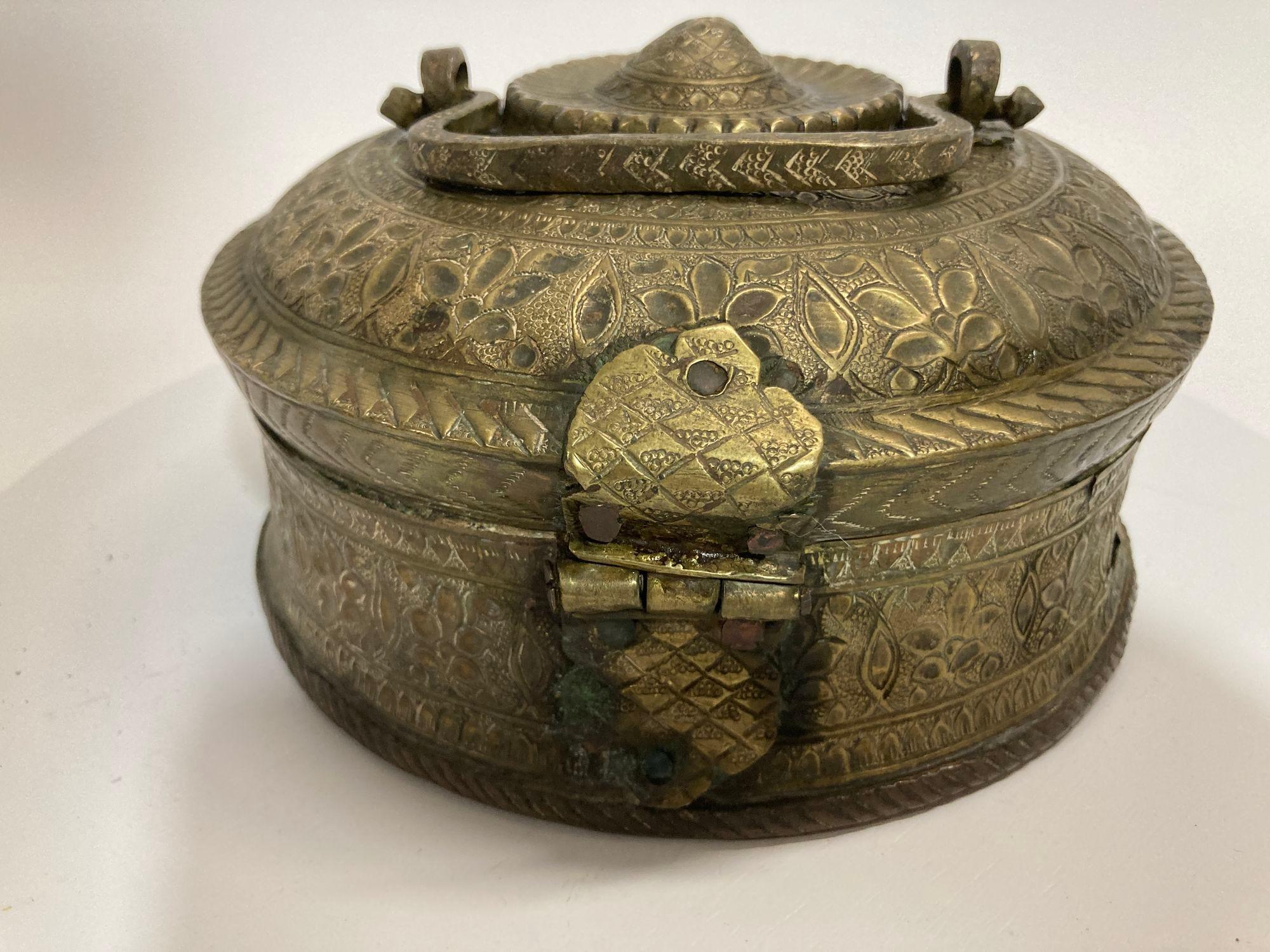 Boîte Pandan asiatique ancienne en laiton avec couvercle, Inde du Nord 19e siècle en vente 6
