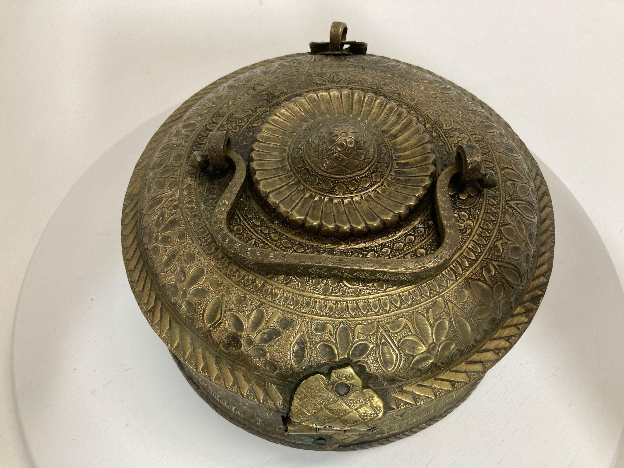 Boîte Pandan asiatique ancienne en laiton avec couvercle, Inde du Nord 19e siècle en vente 7