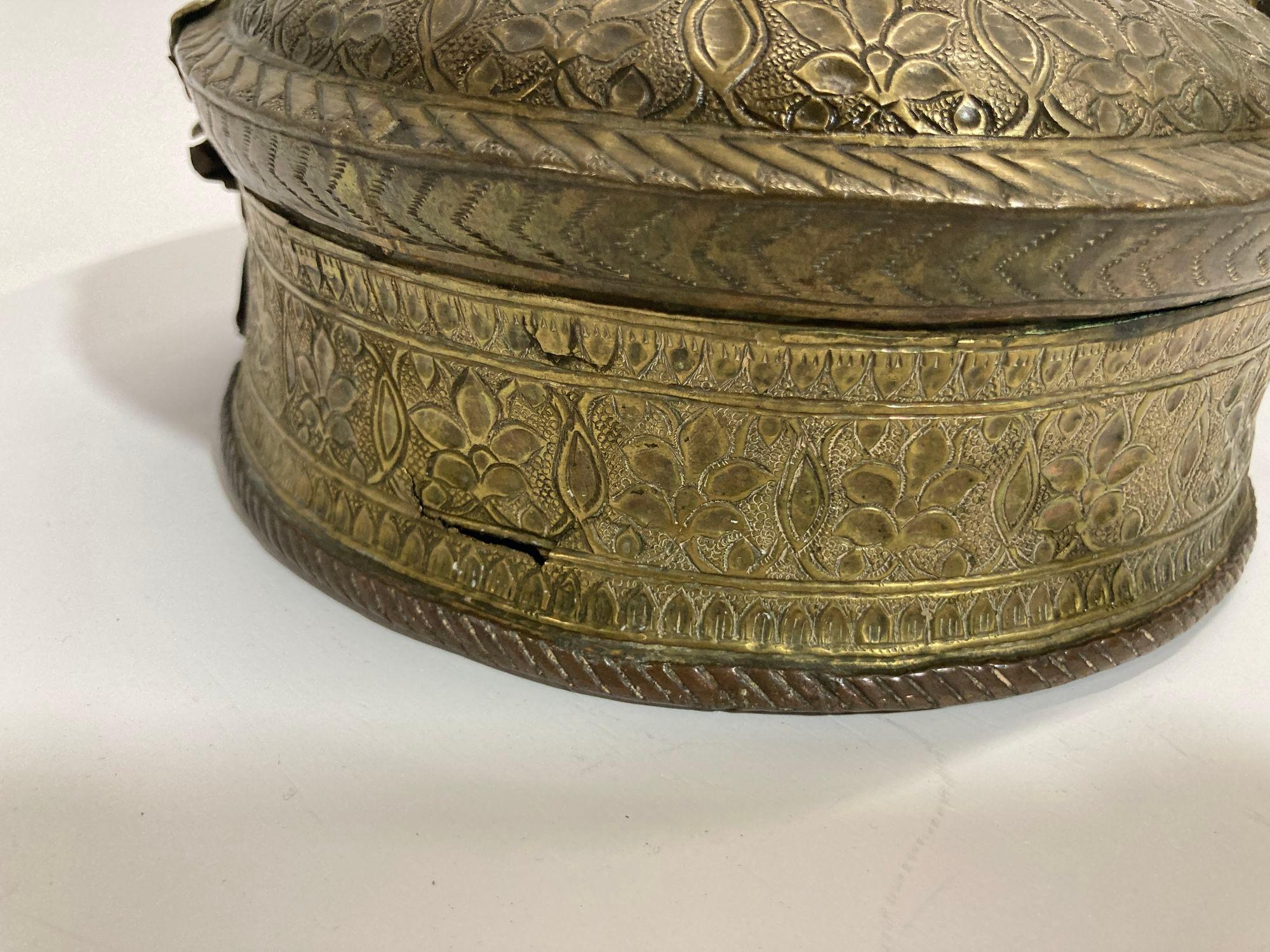 Boîte Pandan asiatique ancienne en laiton avec couvercle, Inde du Nord 19e siècle en vente 2
