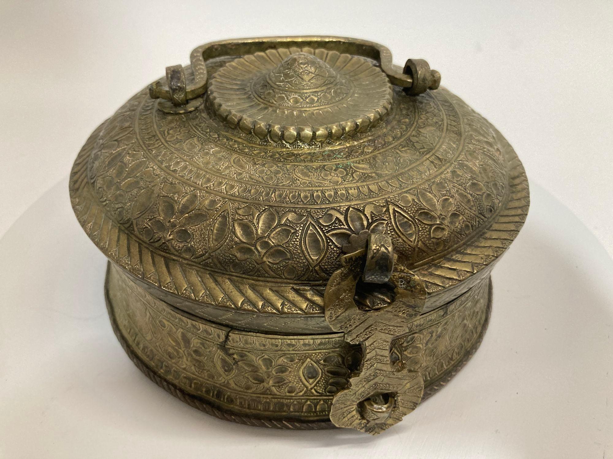 Boîte Pandan asiatique ancienne en laiton avec couvercle, Inde du Nord 19e siècle en vente 3