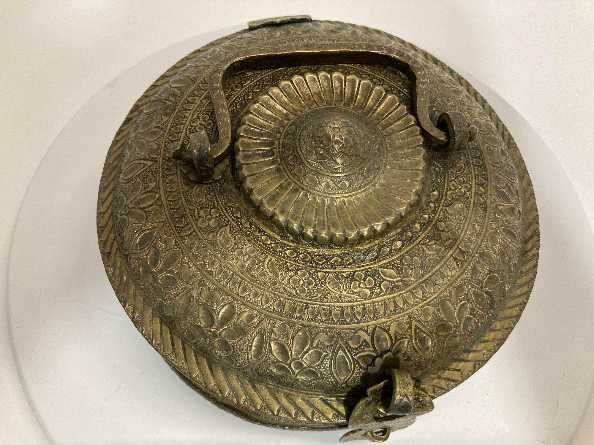 Boîte Pandan asiatique ancienne en laiton avec couvercle, Inde du Nord 19e siècle en vente 4