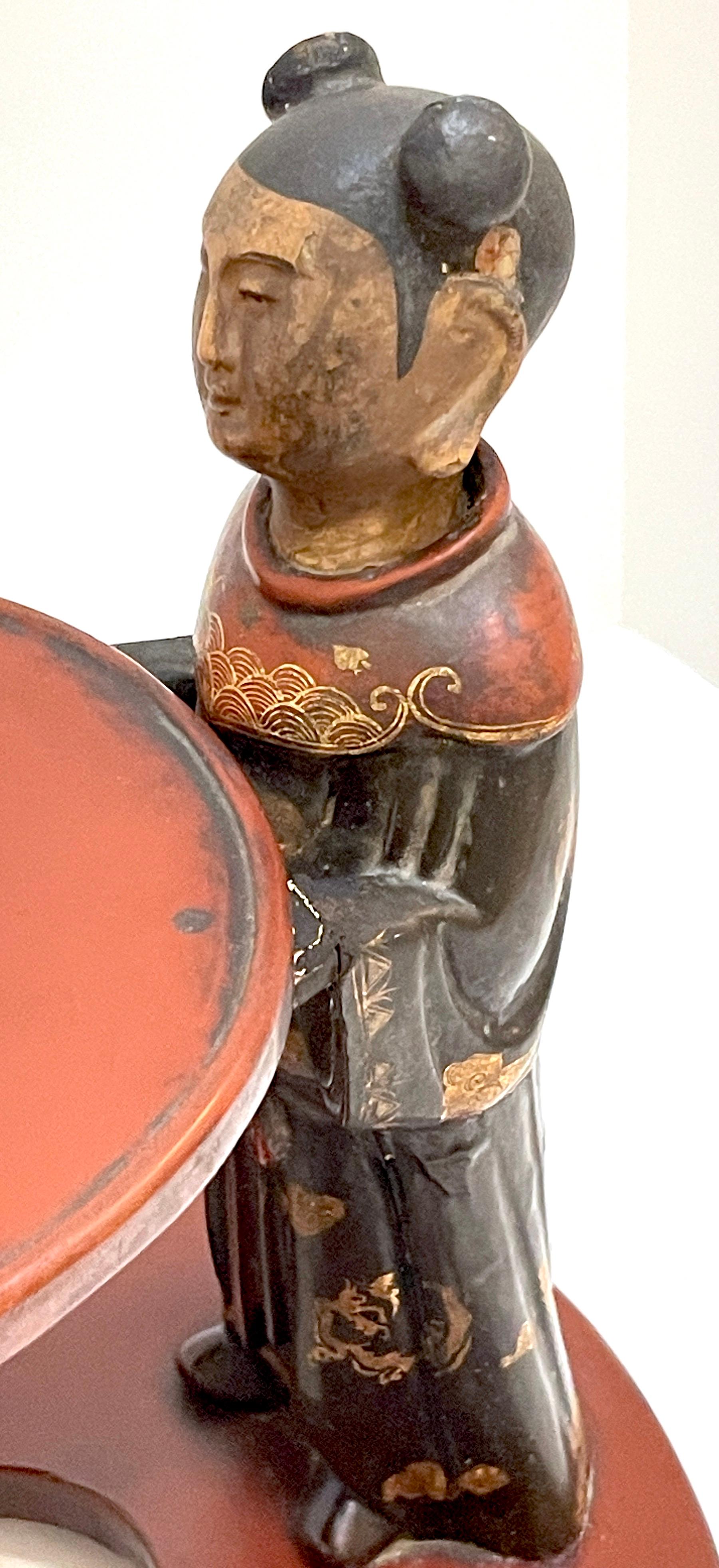Stand d'opium / d'offrande pour les savants en bois laqué sculpté de la Chine du 19e C. en vente 2
