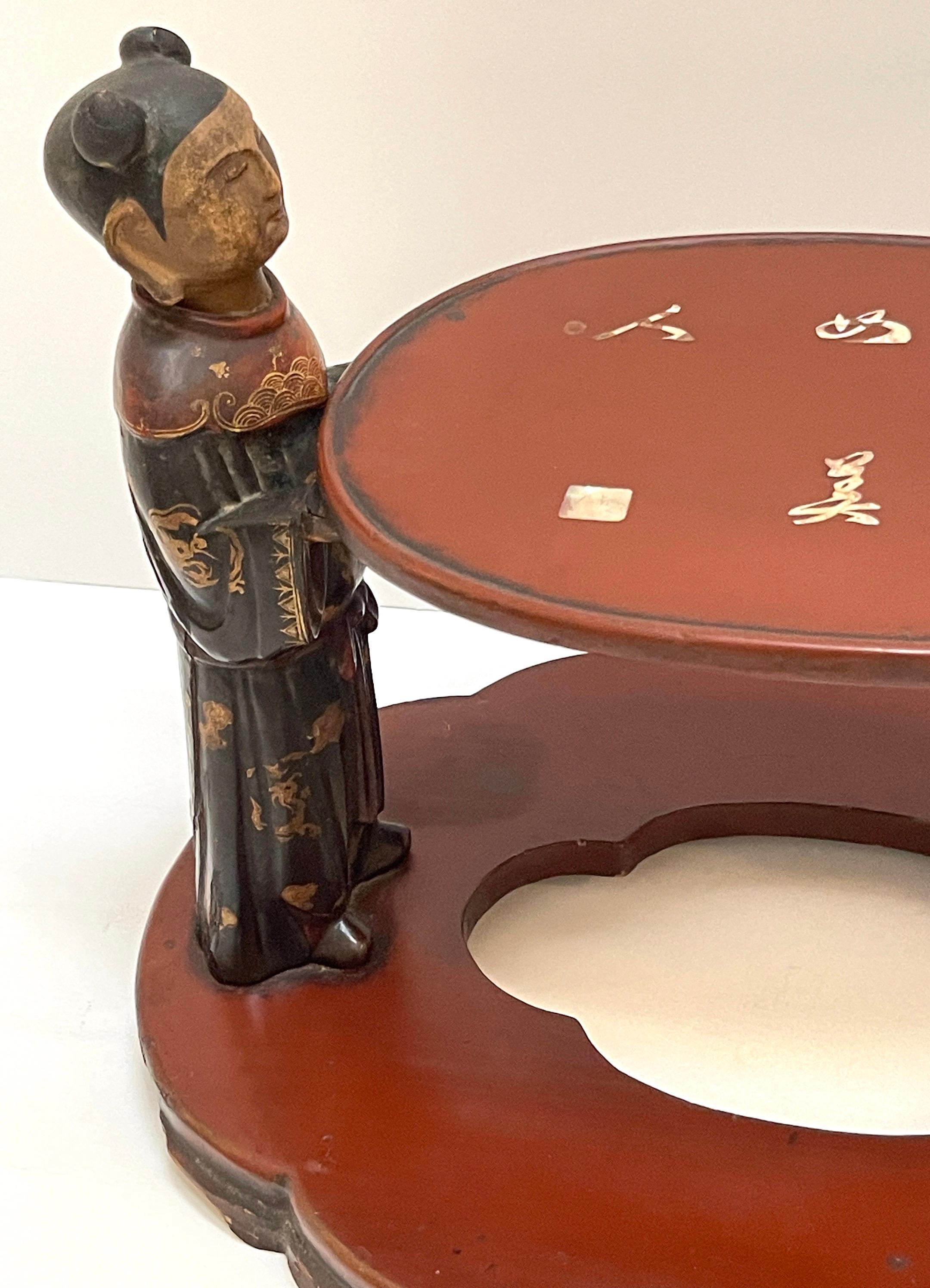 19. Jh. Chinesischer figural geschnitzter Holzlack Gelehrter / Opfer / Opium Stand (Chinesischer Export) im Angebot