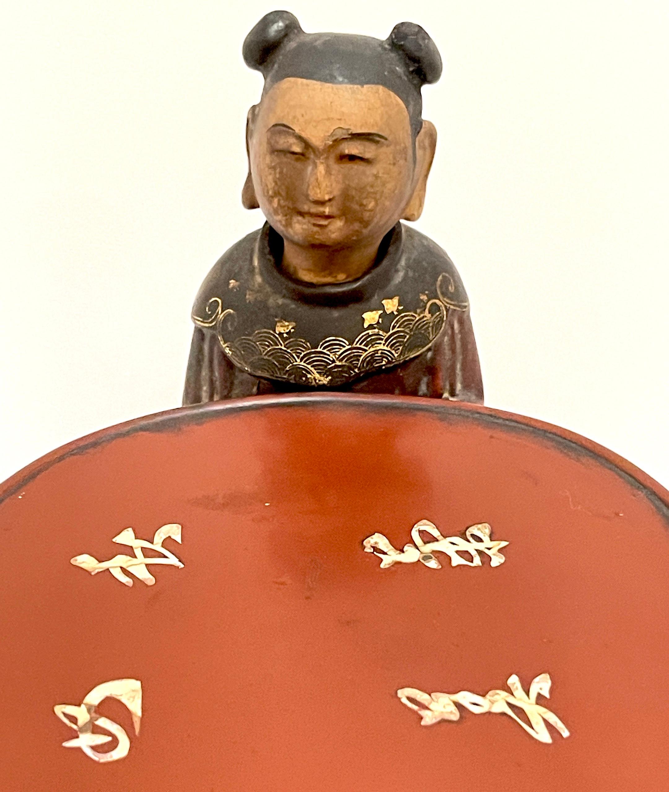 19. Jh. Chinesischer figural geschnitzter Holzlack Gelehrter / Opfer / Opium Stand (Muschel) im Angebot