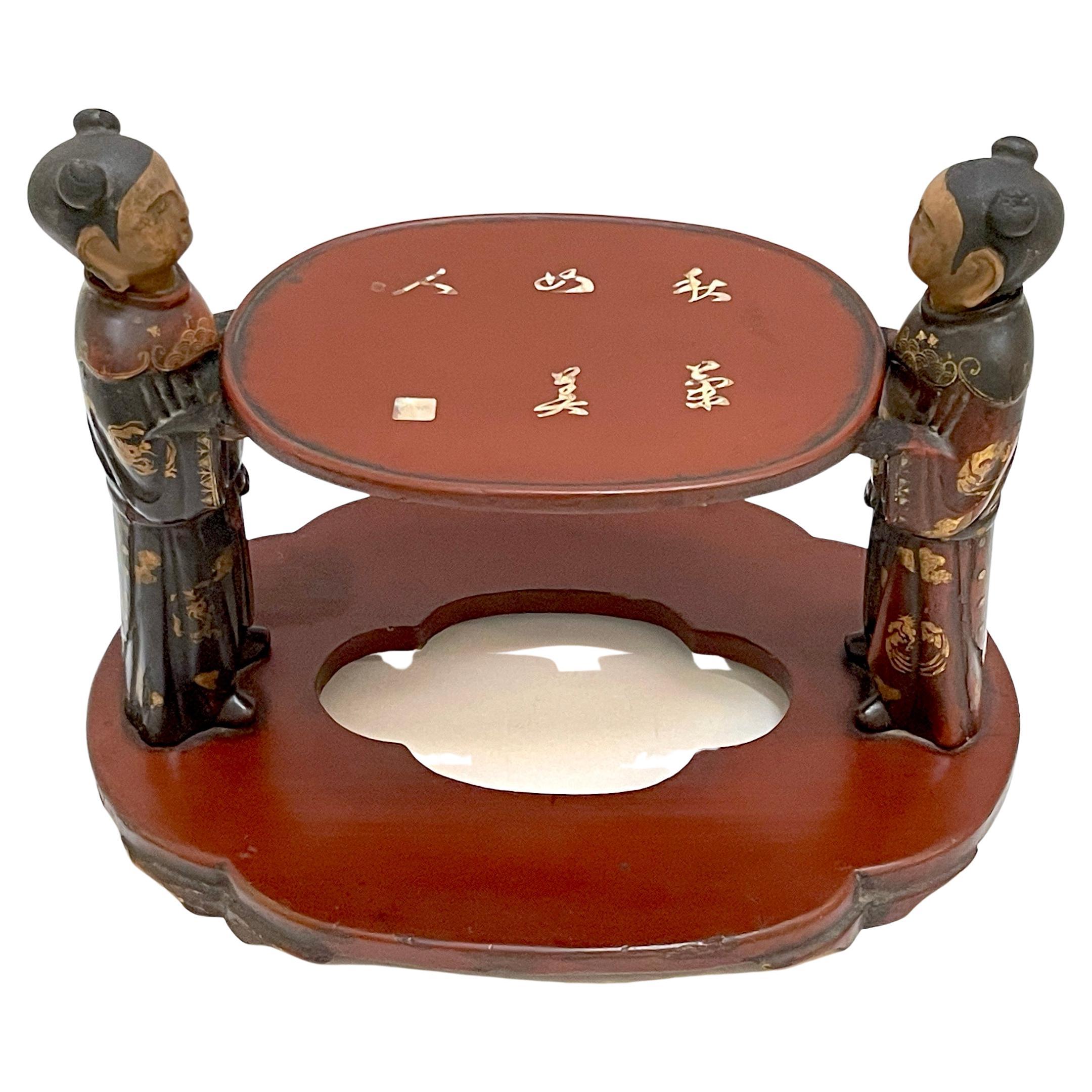 Stand d'opium / d'offrande pour les savants en bois laqué sculpté de la Chine du 19e C. en vente
