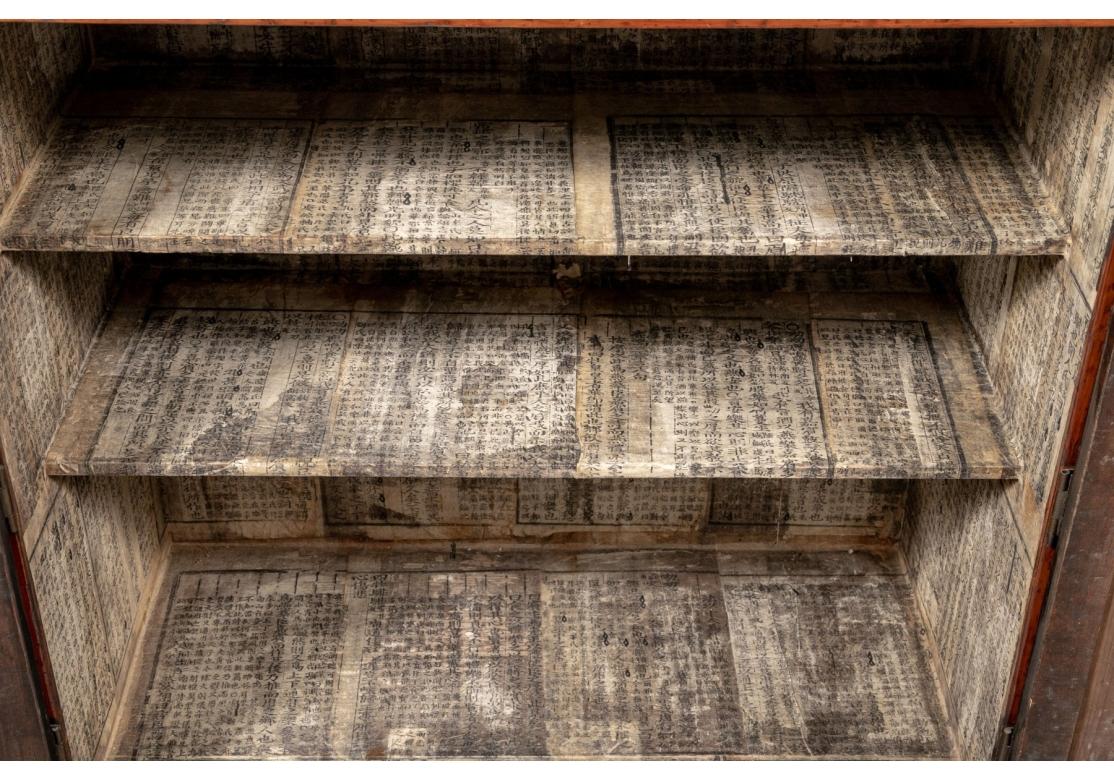 Armadio asiatico in legno del XIX secolo in vendita 1