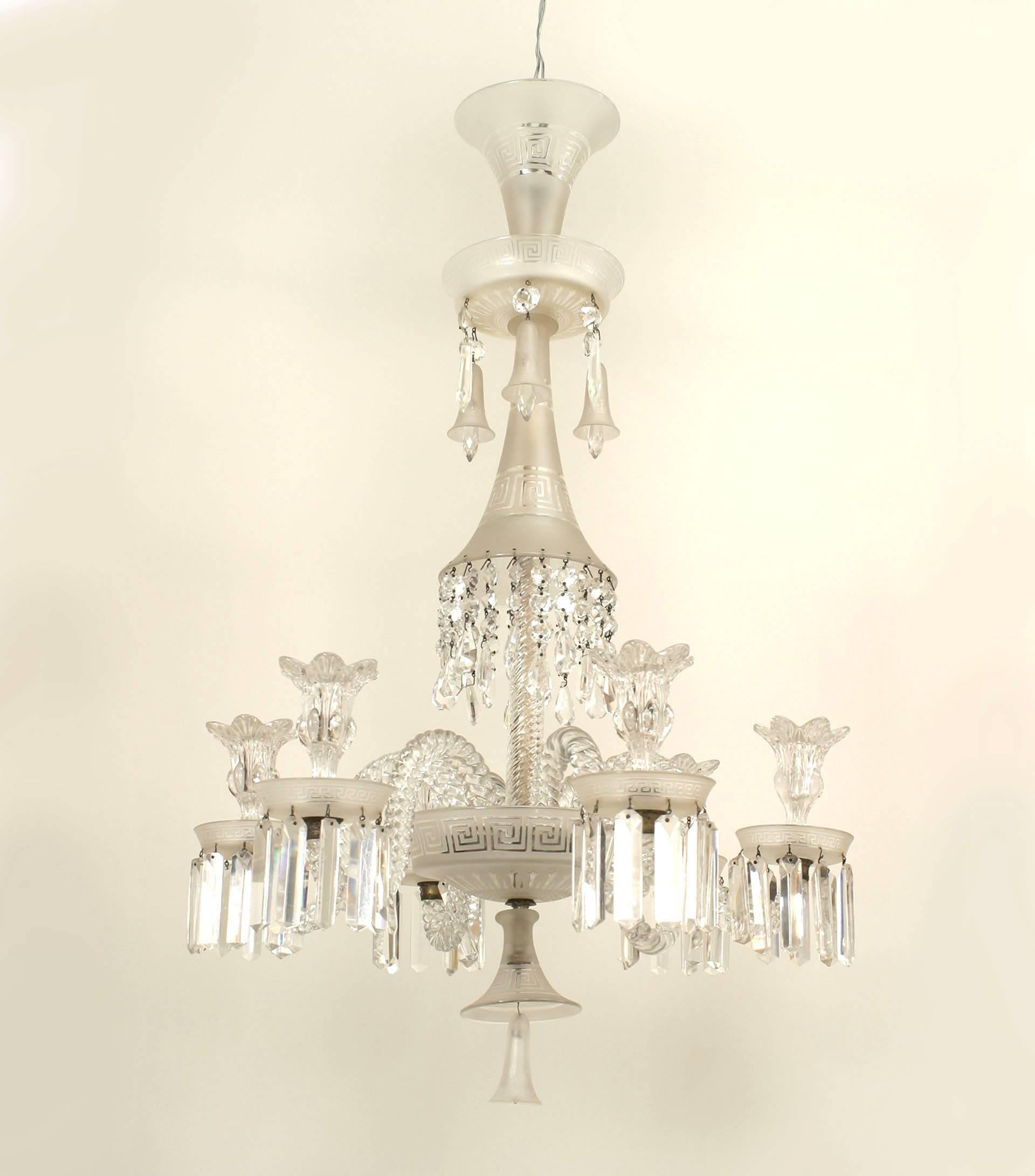 Lampadario francese (XIX secolo) in cristallo smerigliato e trasparente di Baccarat con bracci a due livelli e dieci volute, con bobeche incise con motivo a chiave greca e gocce di cristallo e un finale a sfera.

