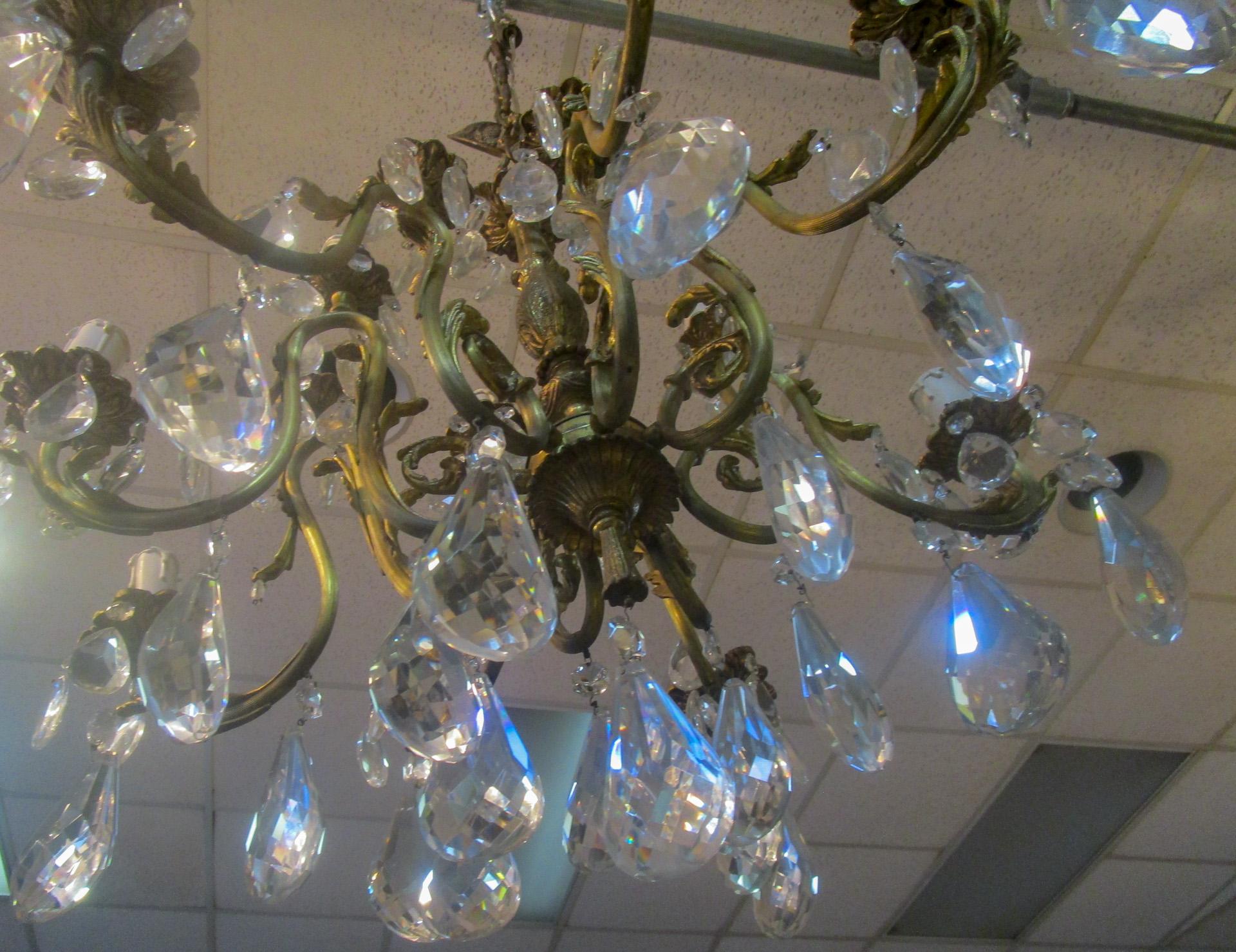 Paire de lustres français à seize lumières en cristal au plomb et laiton de la Belle Époque du 19e siècle Bon état - En vente à Savannah, GA