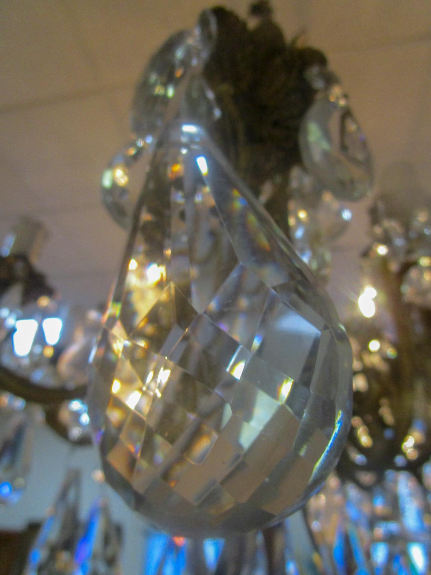 Fin du XIXe siècle Paire de lustres français à seize lumières en cristal au plomb et laiton de la Belle Époque du 19e siècle en vente