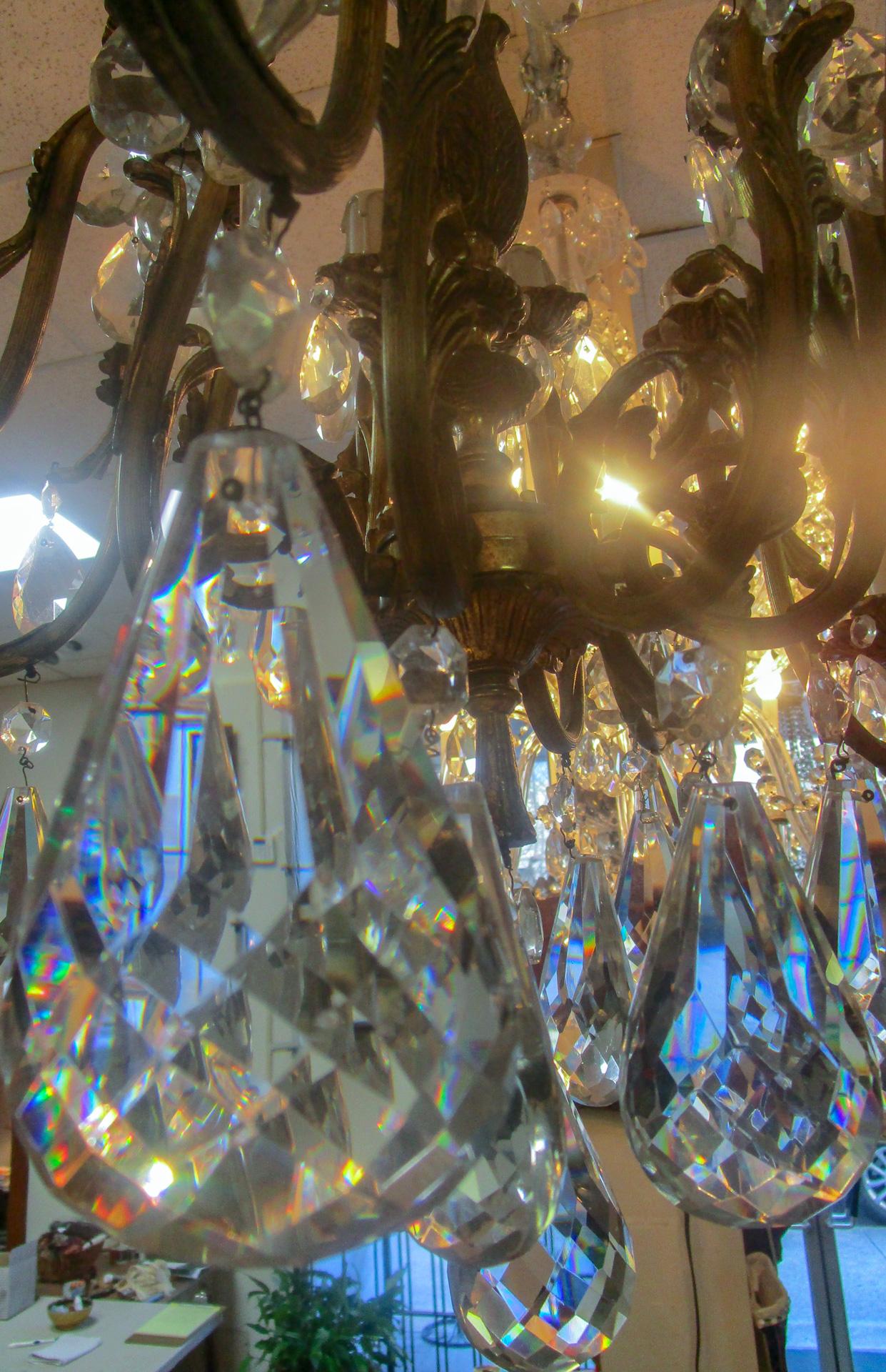 Laiton Paire de lustres français à seize lumières en cristal au plomb et laiton de la Belle Époque du 19e siècle en vente