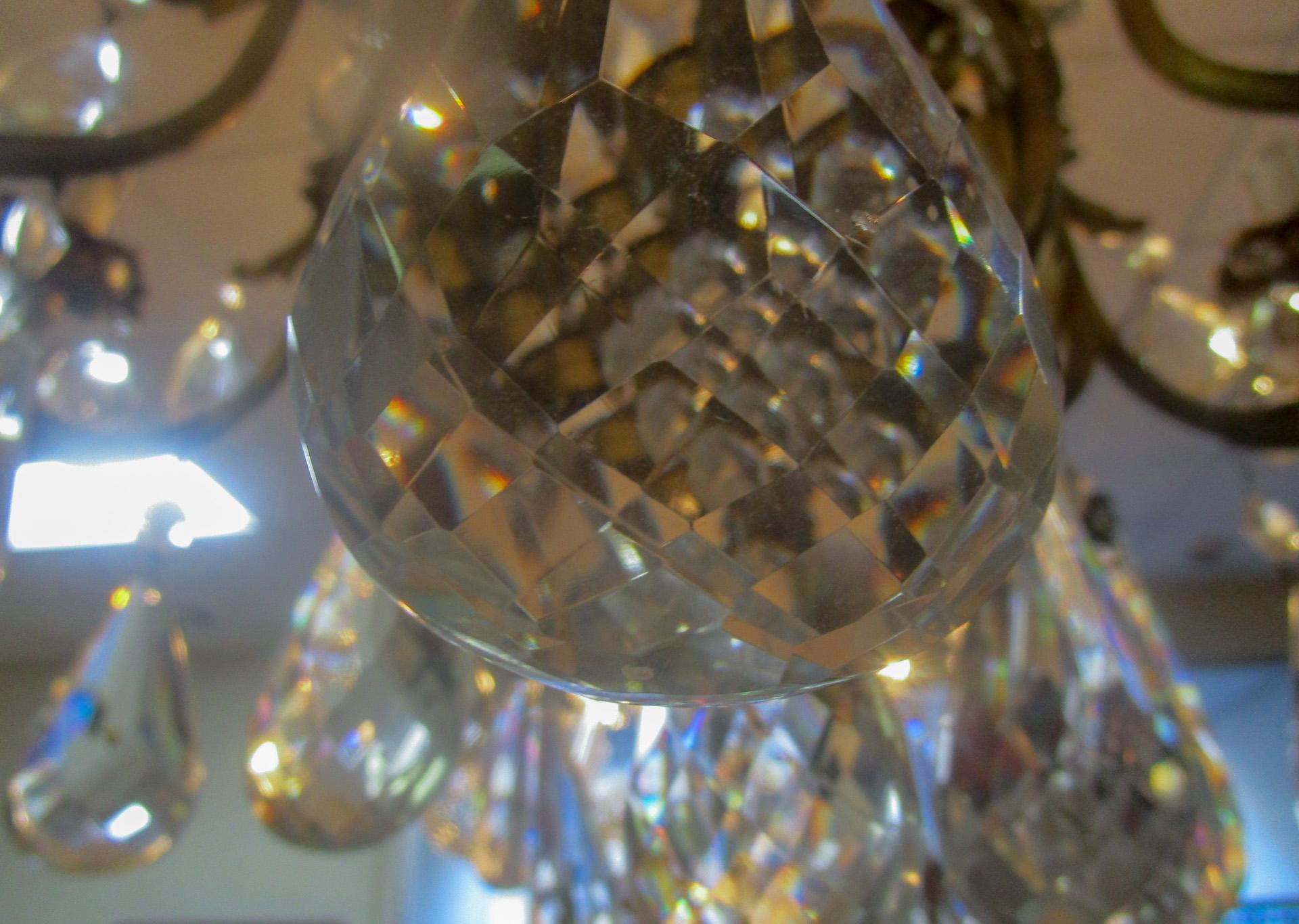 Paire de lustres français à seize lumières en cristal au plomb et laiton de la Belle Époque du 19e siècle en vente 2