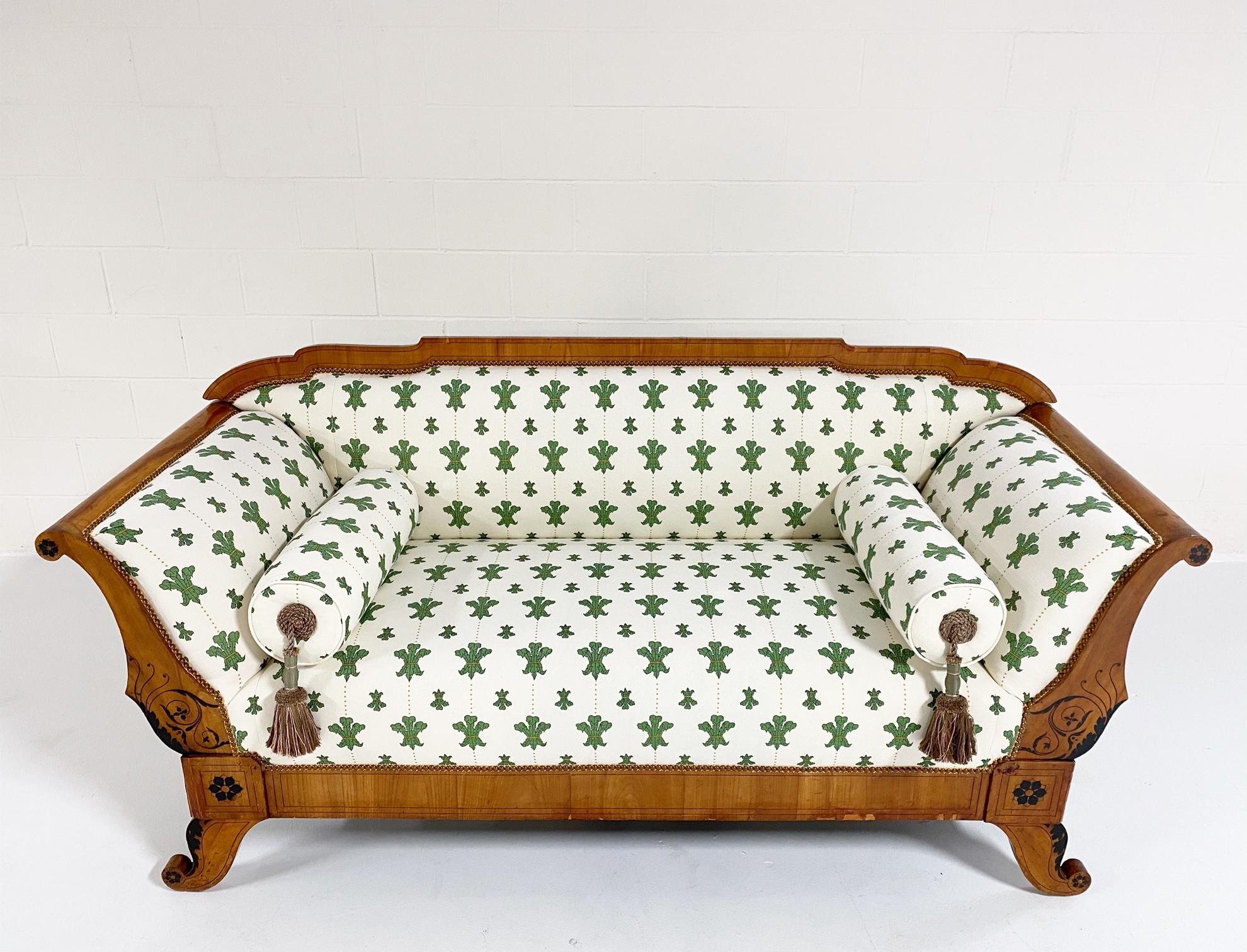 Biedermeier-Sofa aus ebonisiertem Nussbaumholz aus dem 19. Jahrhundert mit Florentiner Blumen von Beata Heuman im Angebot 3