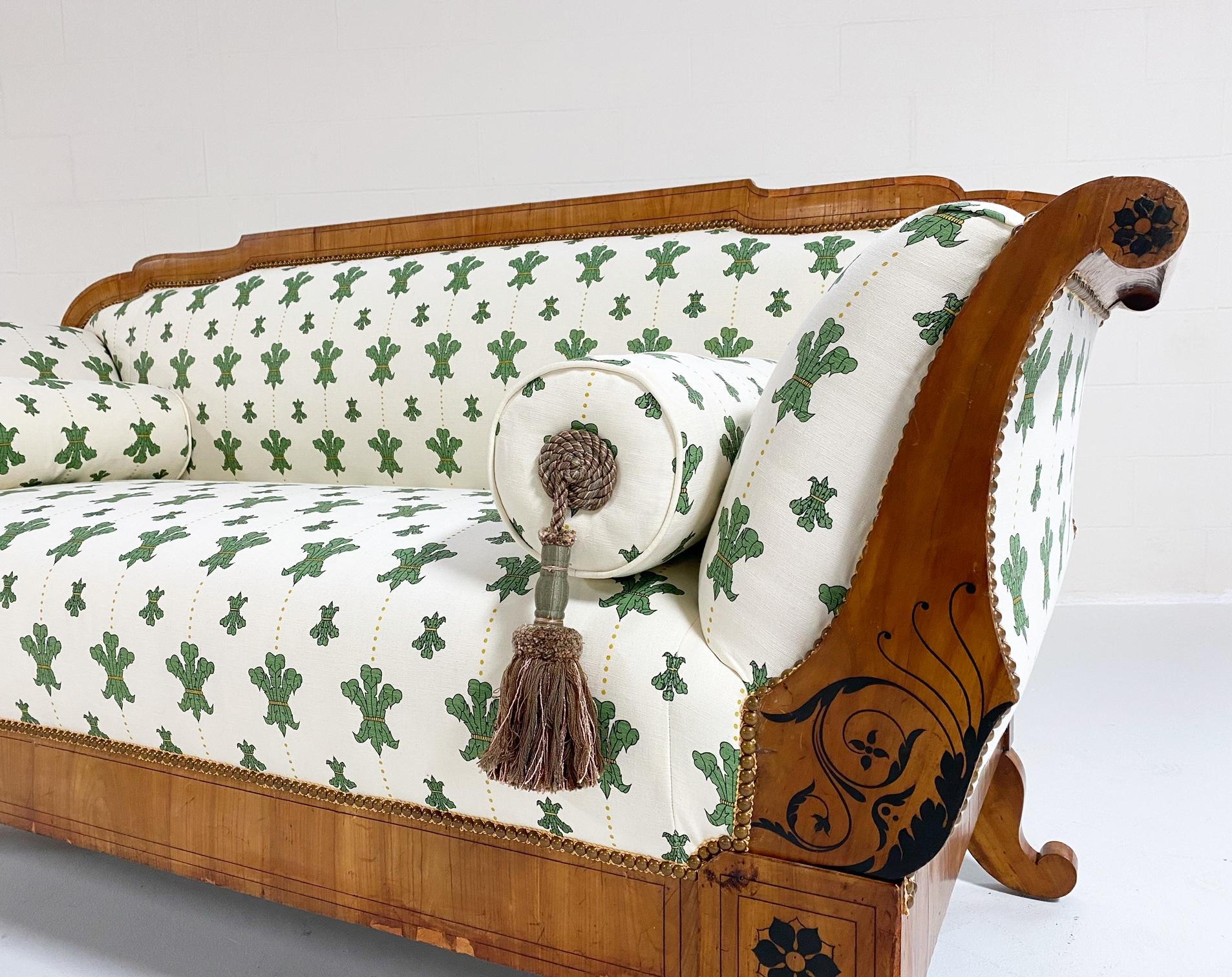 Canapé Biedermeier du 19ème siècle en noyer ébénisé avec fleurs florentines de Beata Heuman en vente 11