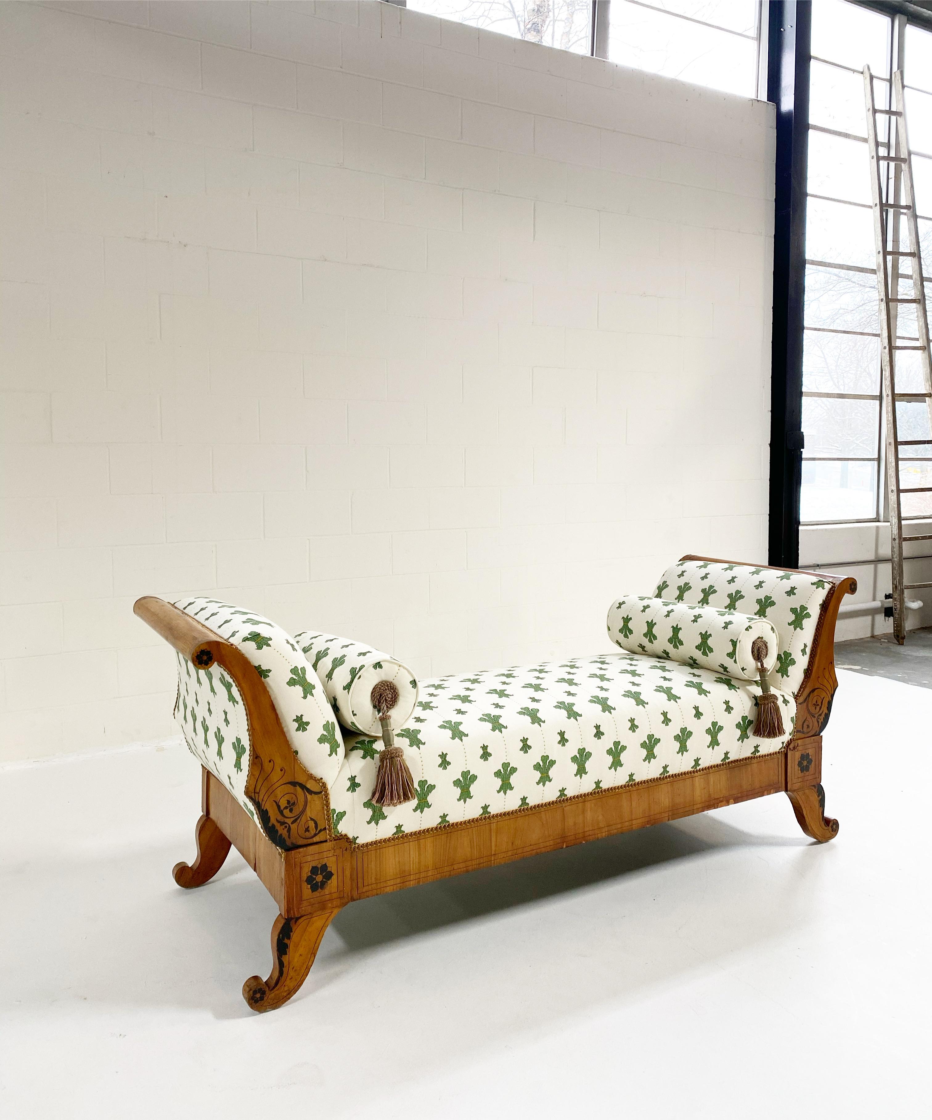 Biedermeier-Sofa aus ebonisiertem Nussbaumholz aus dem 19. Jahrhundert mit Florentiner Blumen von Beata Heuman im Angebot 10