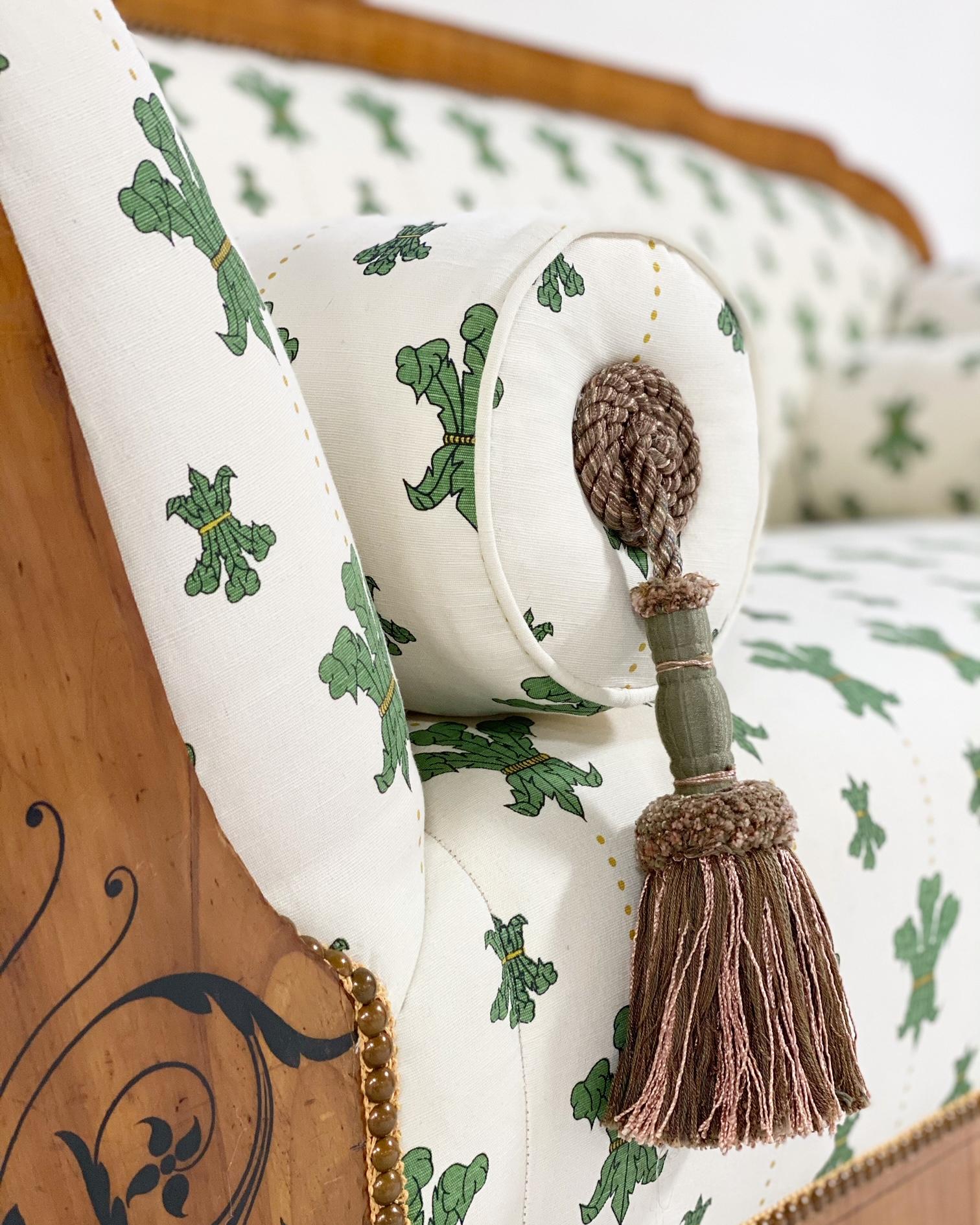 Nachdem wir dieses schöne Biedermeier-Sofa erworben hatten, wussten wir, dass wir etwas Besonderes für die Stoffrestaurierung wollten. Also haben wir uns an die Linie unserer Lieblingsdesignerin Beata Heuman gewandt. Ihre florentinischen Blumen