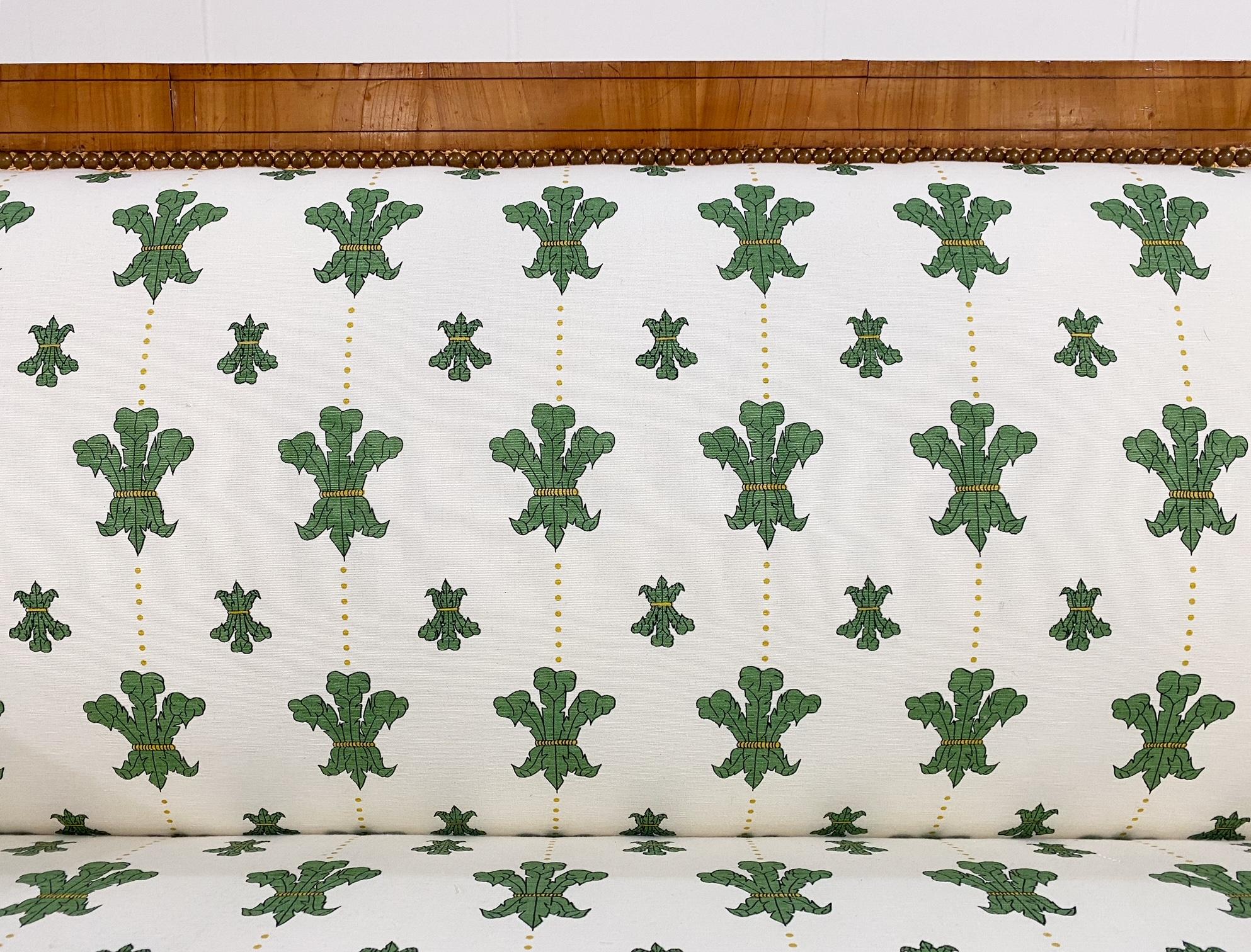 XIXe siècle Canapé Biedermeier du 19ème siècle en noyer ébénisé avec fleurs florentines de Beata Heuman en vente