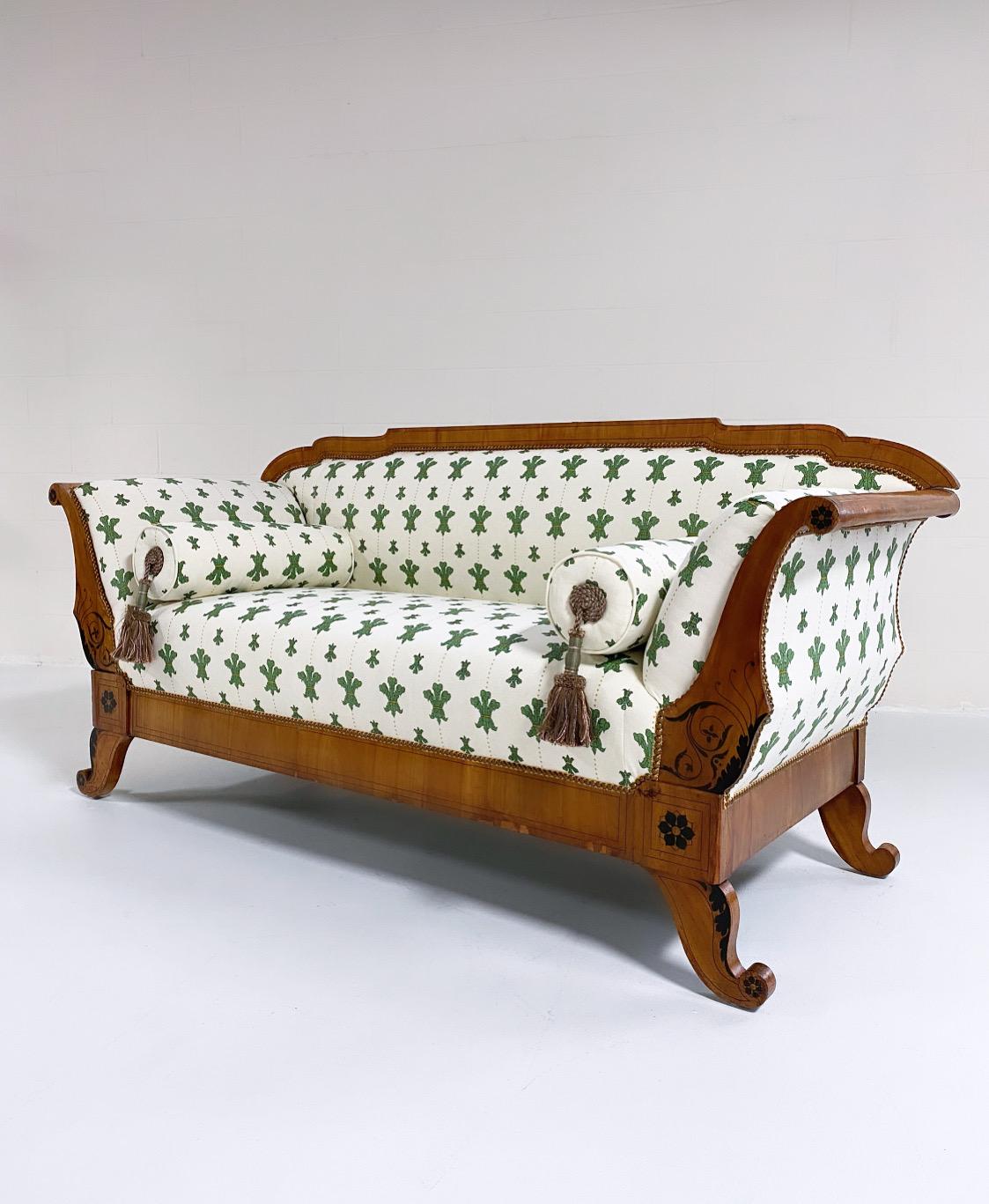 Biedermeier-Sofa aus ebonisiertem Nussbaumholz aus dem 19. Jahrhundert mit Florentiner Blumen von Beata Heuman im Angebot 1