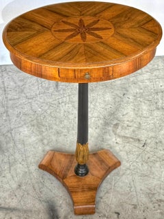 Mesa auxiliar Biedermeier con incrustaciones de madera de frutal, satén y tejo, s. XIX, circa 1850