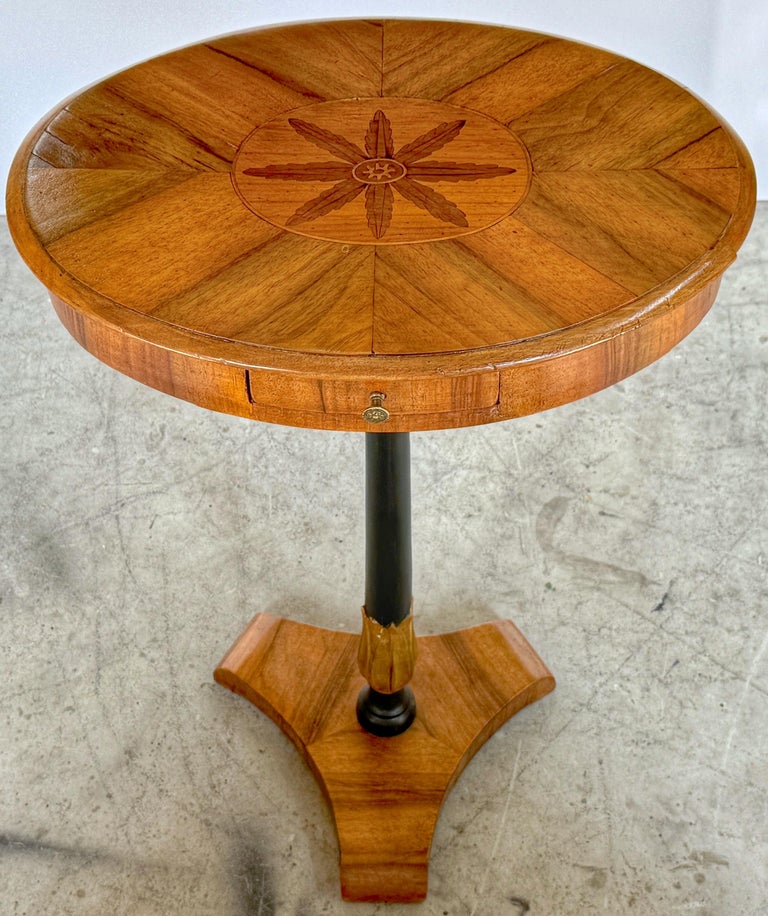 19. Jh. Biedermeier Beistelltisch mit Intarsien aus Obstholz, Satinholz und  Eibe, CIRCA 1850 im Angebot bei 1stDibs Deutschland