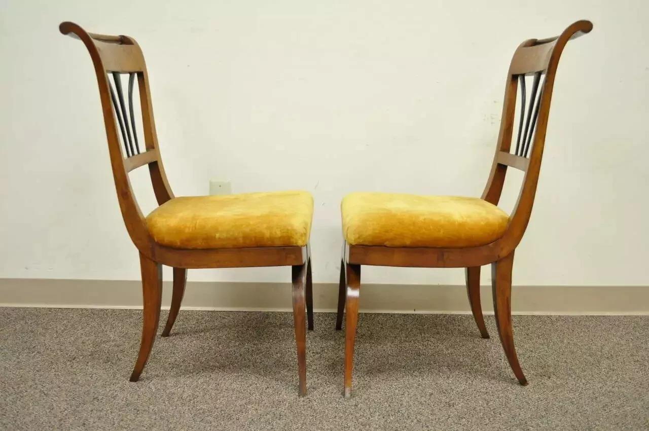 Stile impero Sedie Biedermeier del XIX secolo con base a curule in legno di radica italiana - una coppia in vendita