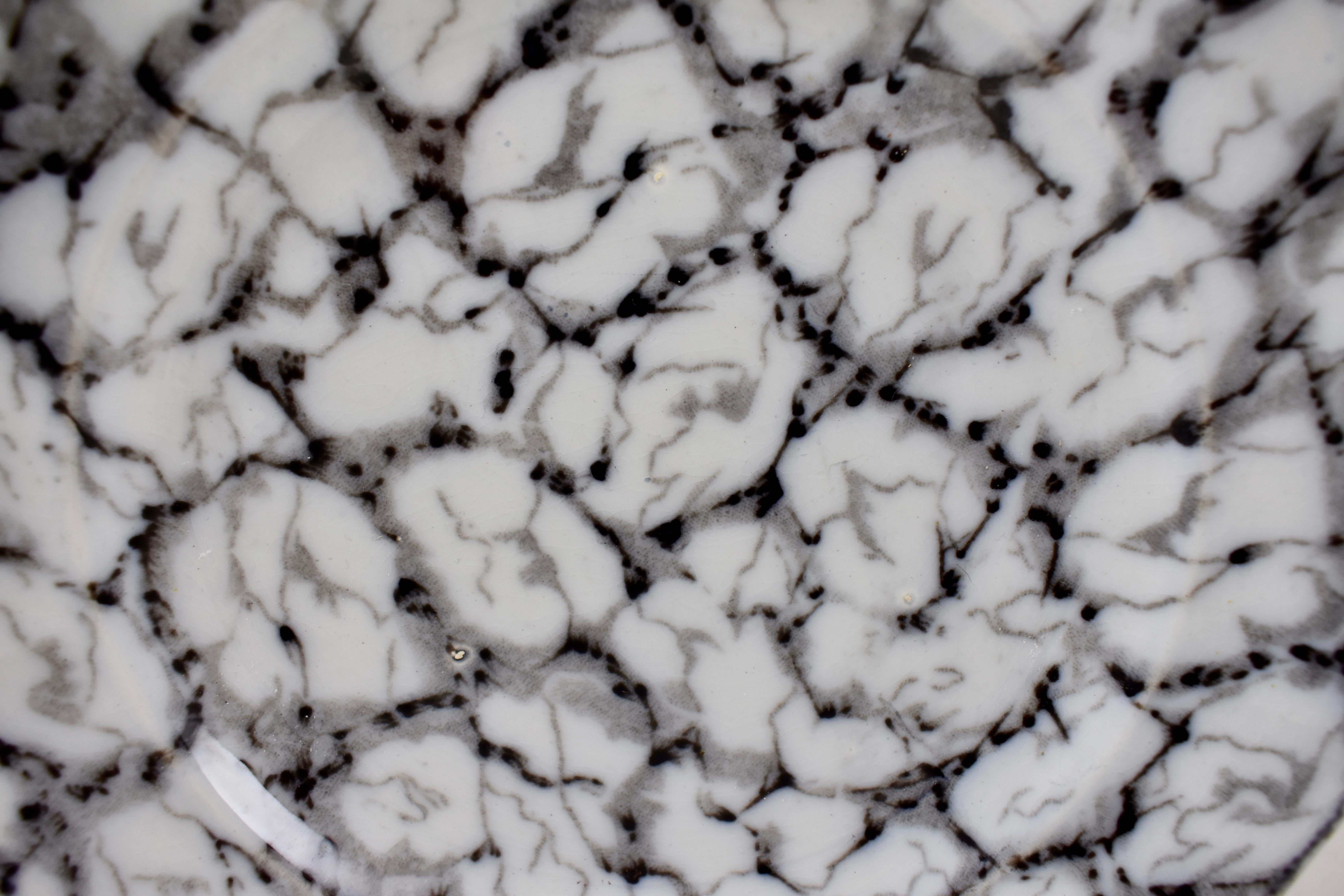 Vernissé Assiettes en marbre noir et blanc Transferware ou en pierre de fer à glace craquelée, lot de 4 en vente