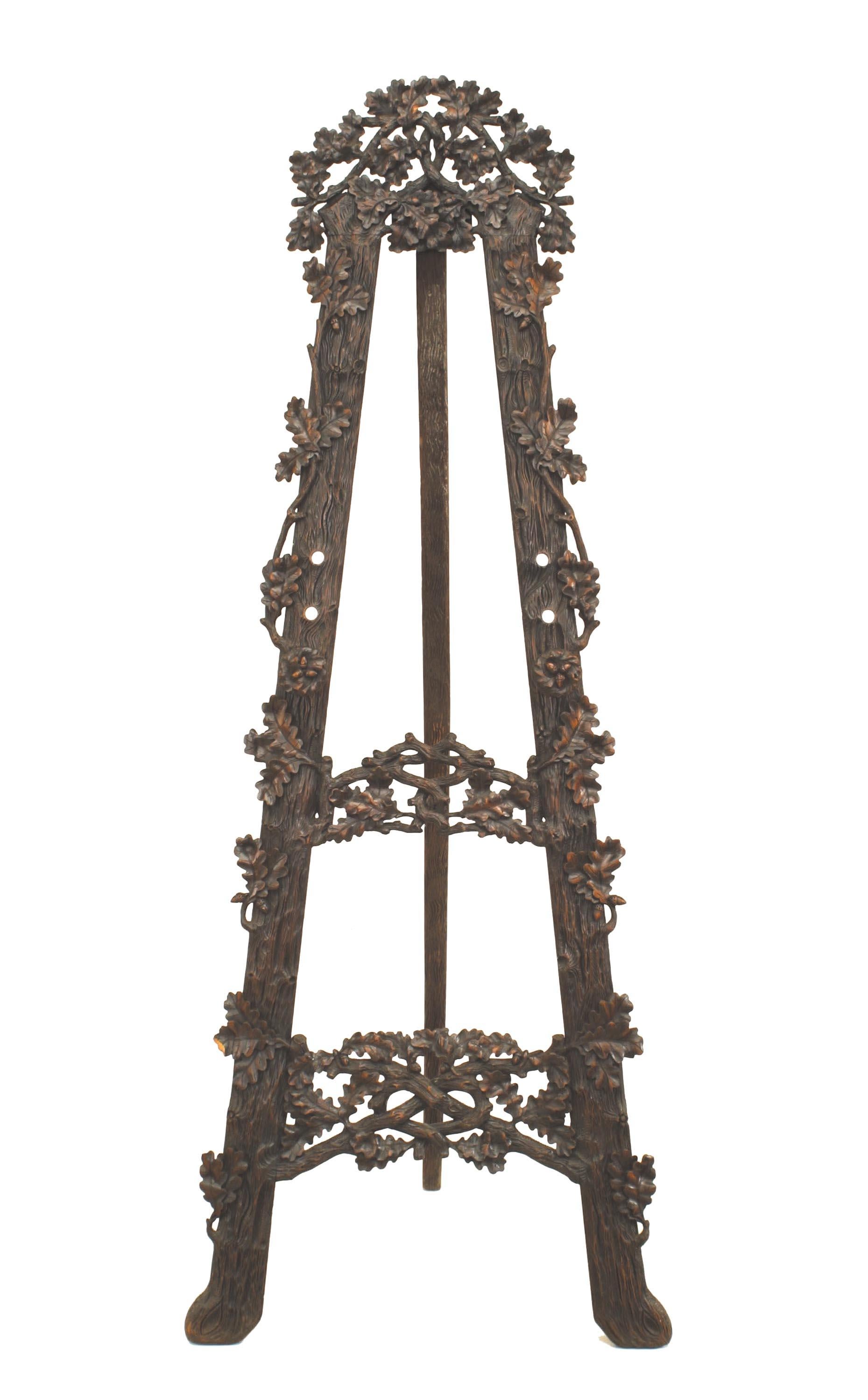 Cavalletto rustico Black Forest (XIX secolo) in noce con intagli floreali.
