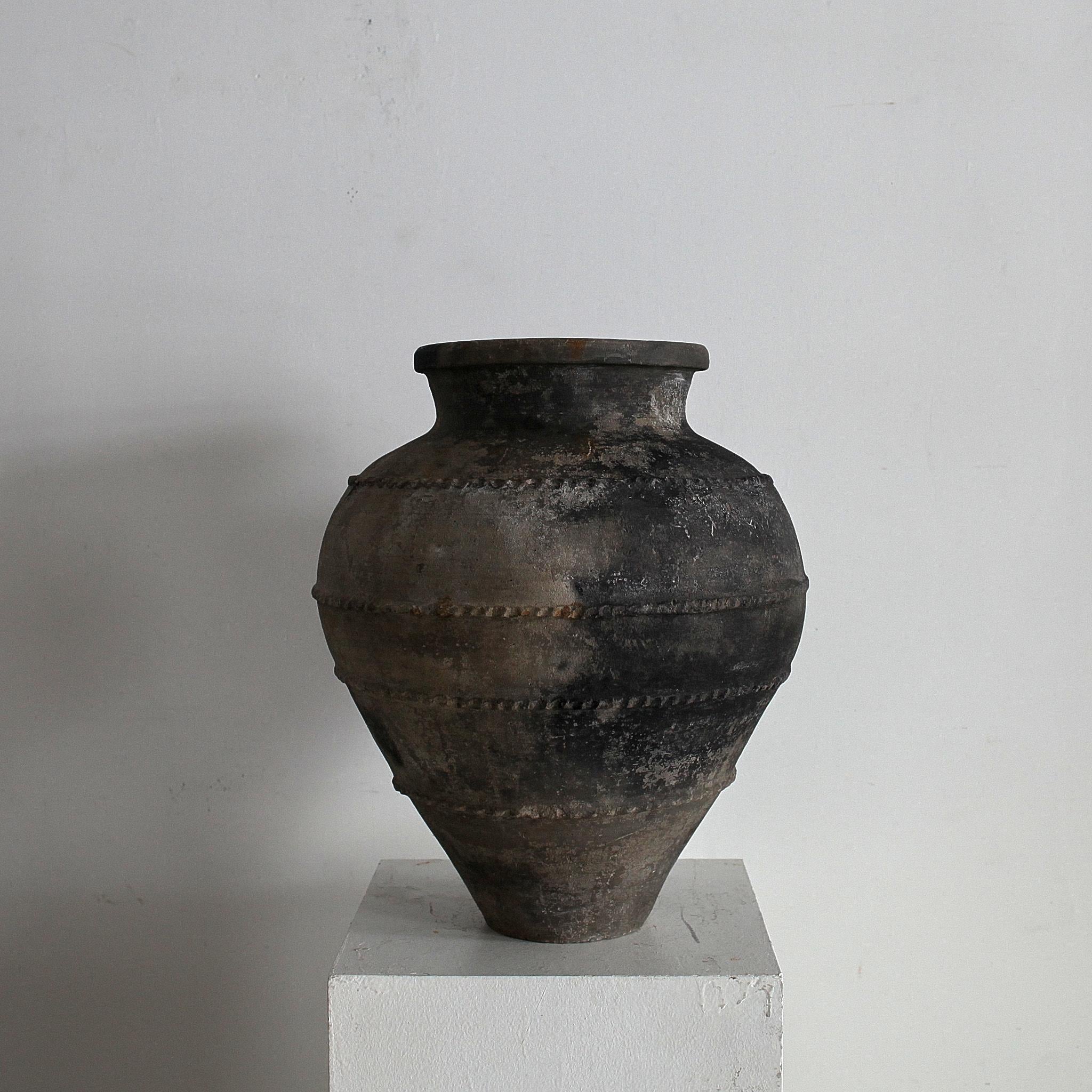 Un vaso di terracotta nera proveniente dal Portogallo settentrionale.

Originariamente veniva utilizzato per conservare l'olio o il vino.

Fortemente patinato e fortemente strutturato.

Scheggiature storiche sul bordo.