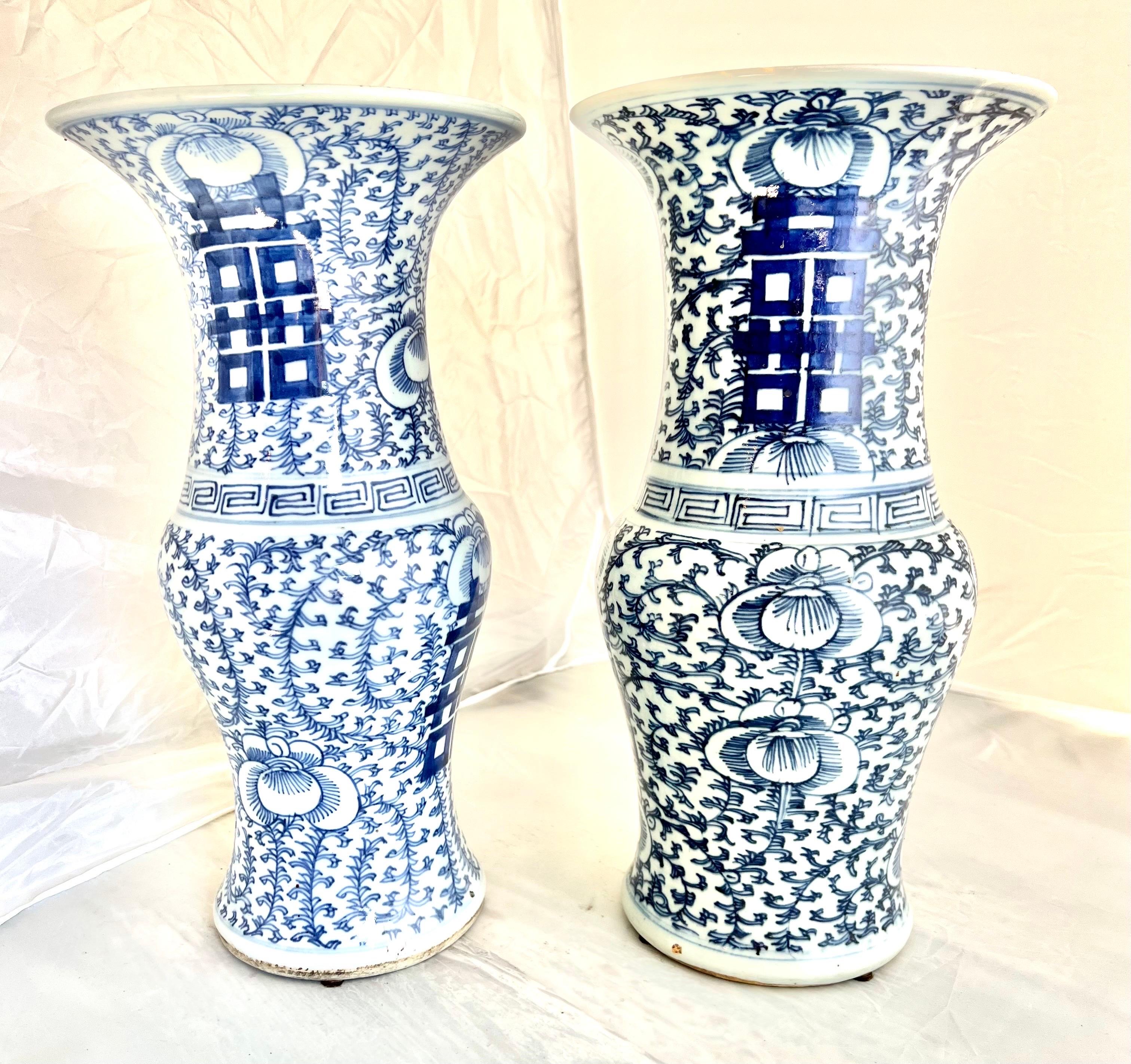 Paire de vases d'exportation chinois bleu et blanc du 19e C. en vente 3