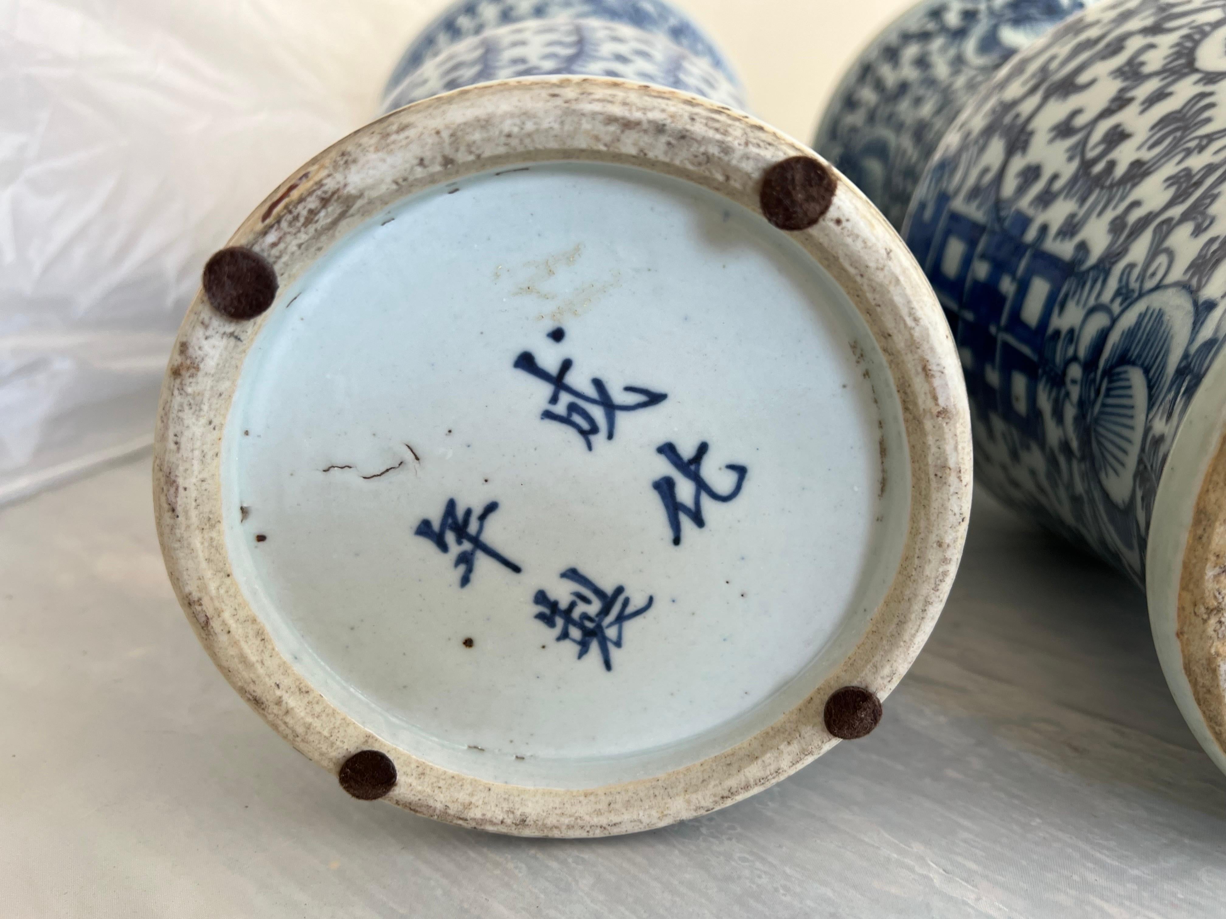 Paire de vases d'exportation chinois bleu et blanc du 19e C. en vente 6