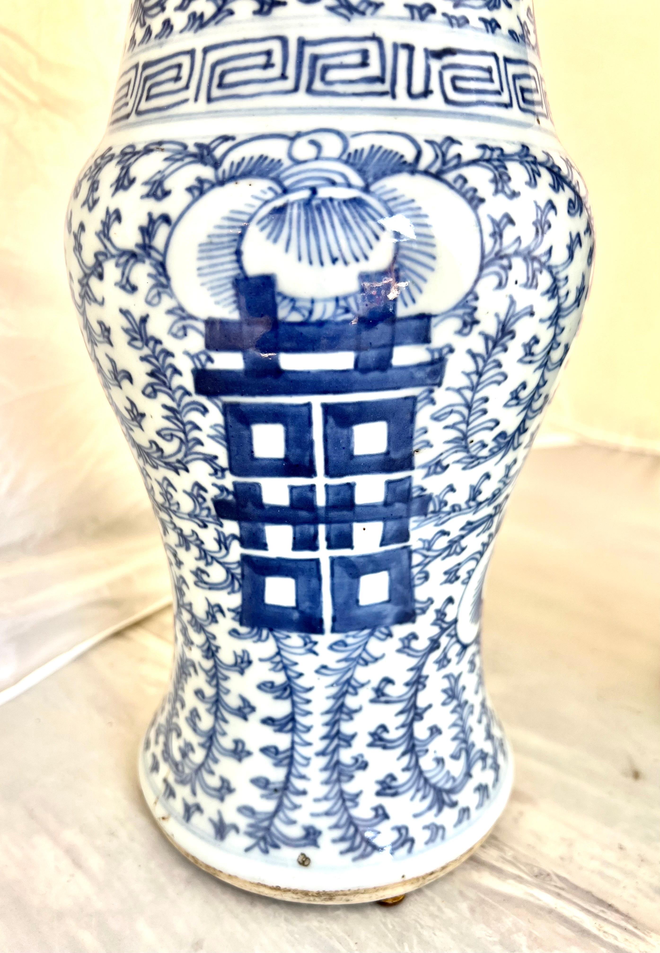 Exportation chinoise Paire de vases d'exportation chinois bleu et blanc du 19e C. en vente