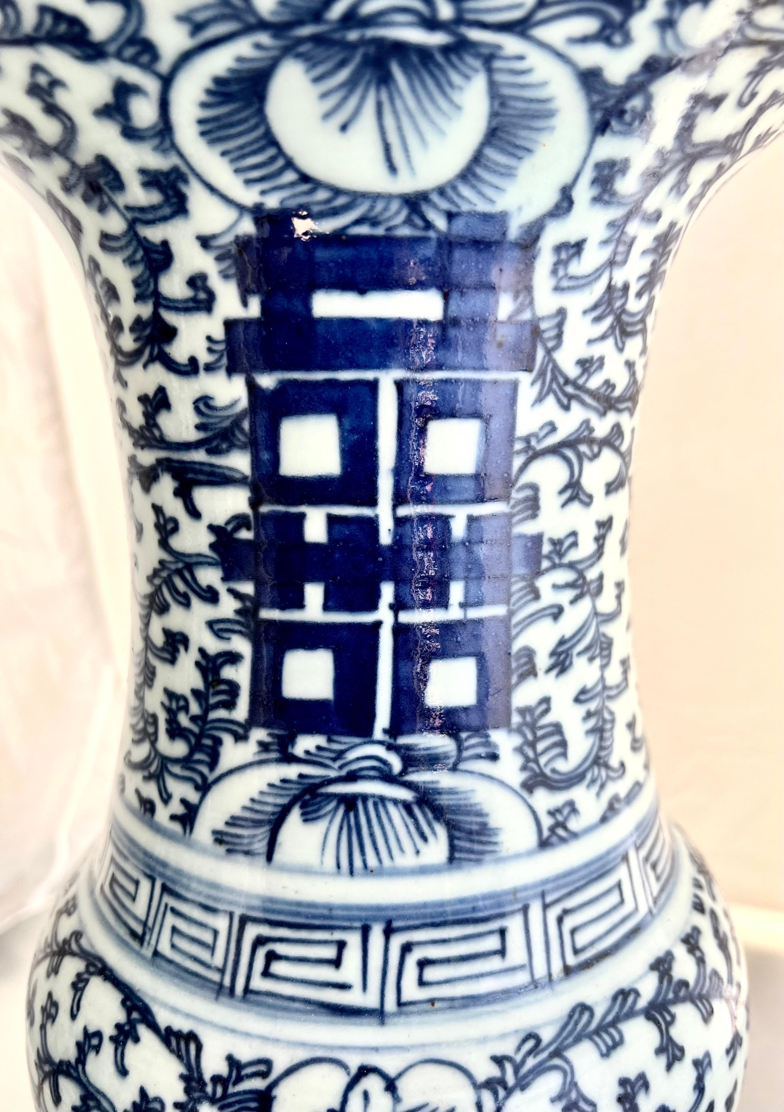 Chinois Paire de vases d'exportation chinois bleu et blanc du 19e C. en vente
