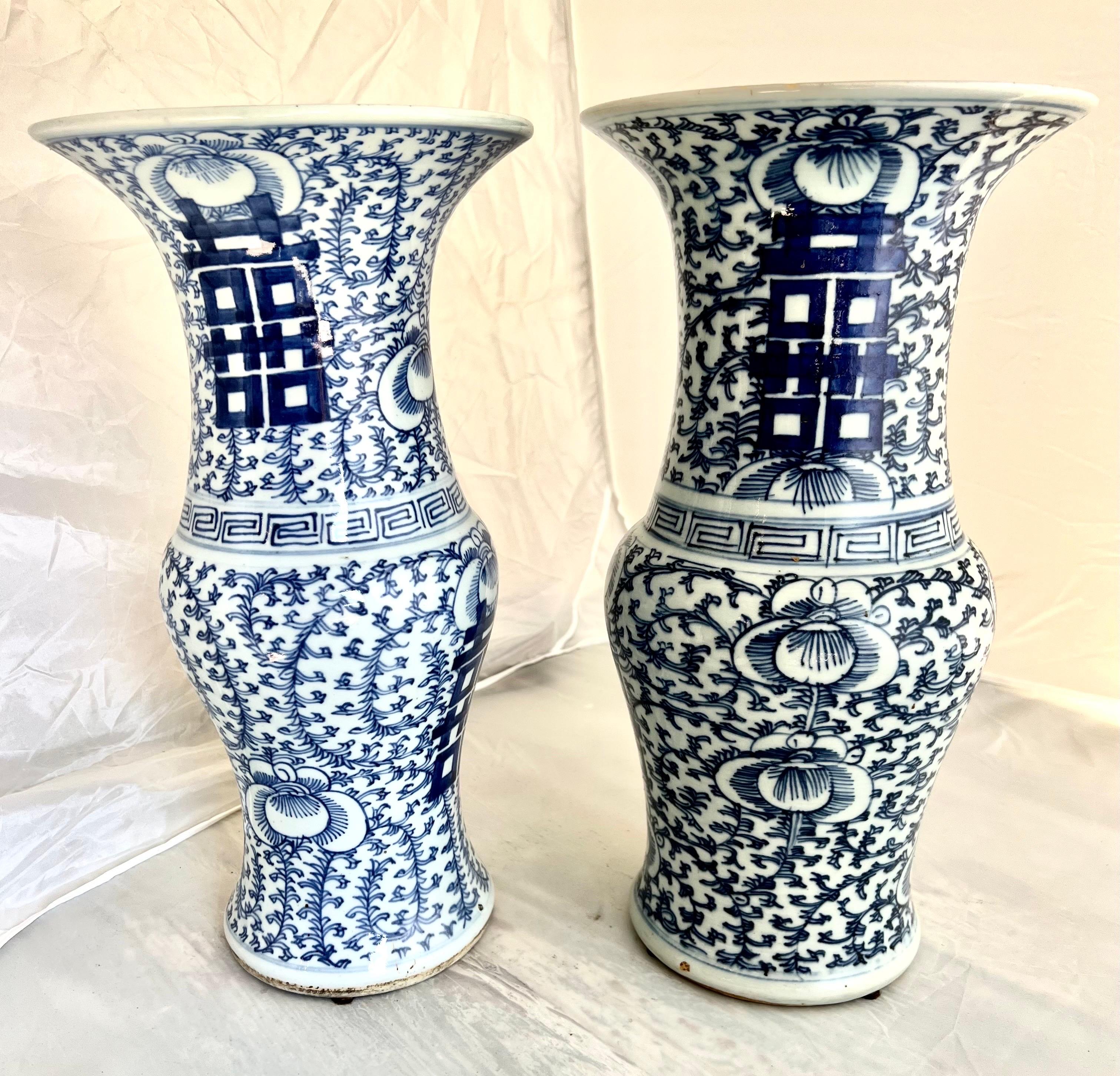 Paire de vases d'exportation chinois bleu et blanc du 19e C. en vente 2
