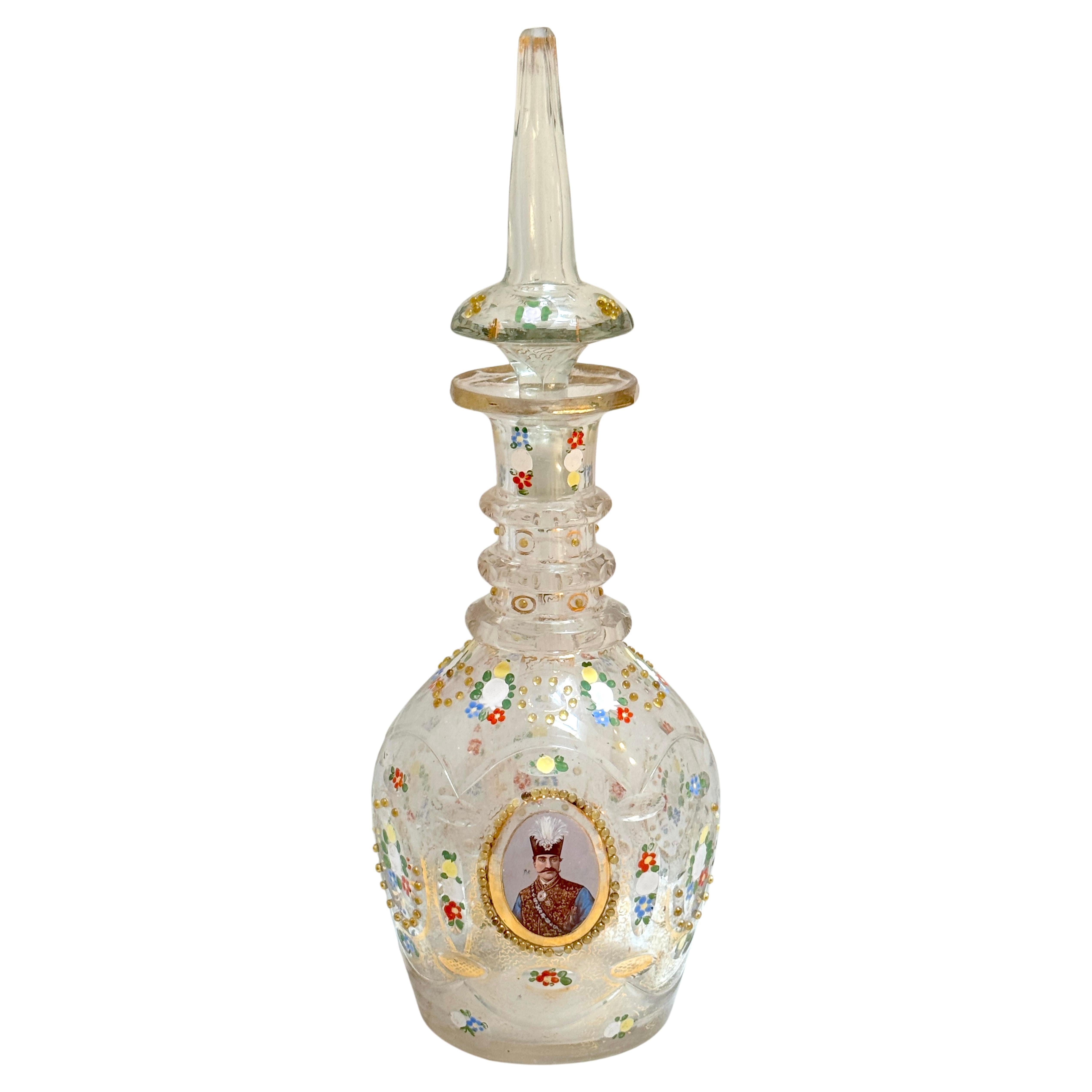 Portrait de la carafe Naser al-Din Shah Qajar en émail persan de Bohème du 19e siècle

Cette exquise carafe persane de Bohême du XIXe siècle présente un vibrant portrait émaillé de Naser al-Din Shah Qajar, ناصرالدینشاه قاجار, le quatrième Shah de
