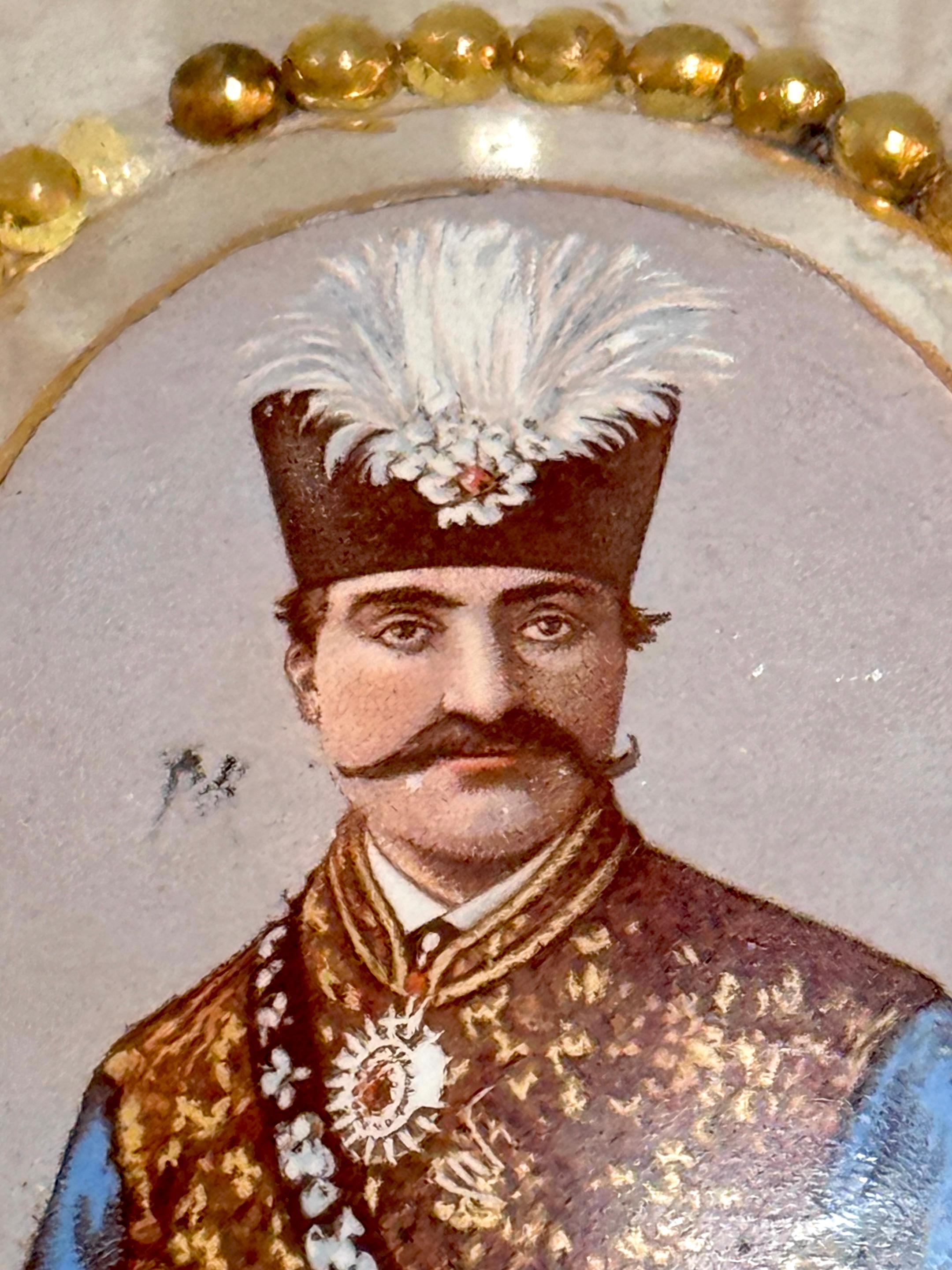 Portrait de carafe persan émaillé Naser al-Din Shah Qajar, Bohème, 19e siècle Bon état - En vente à West Palm Beach, FL