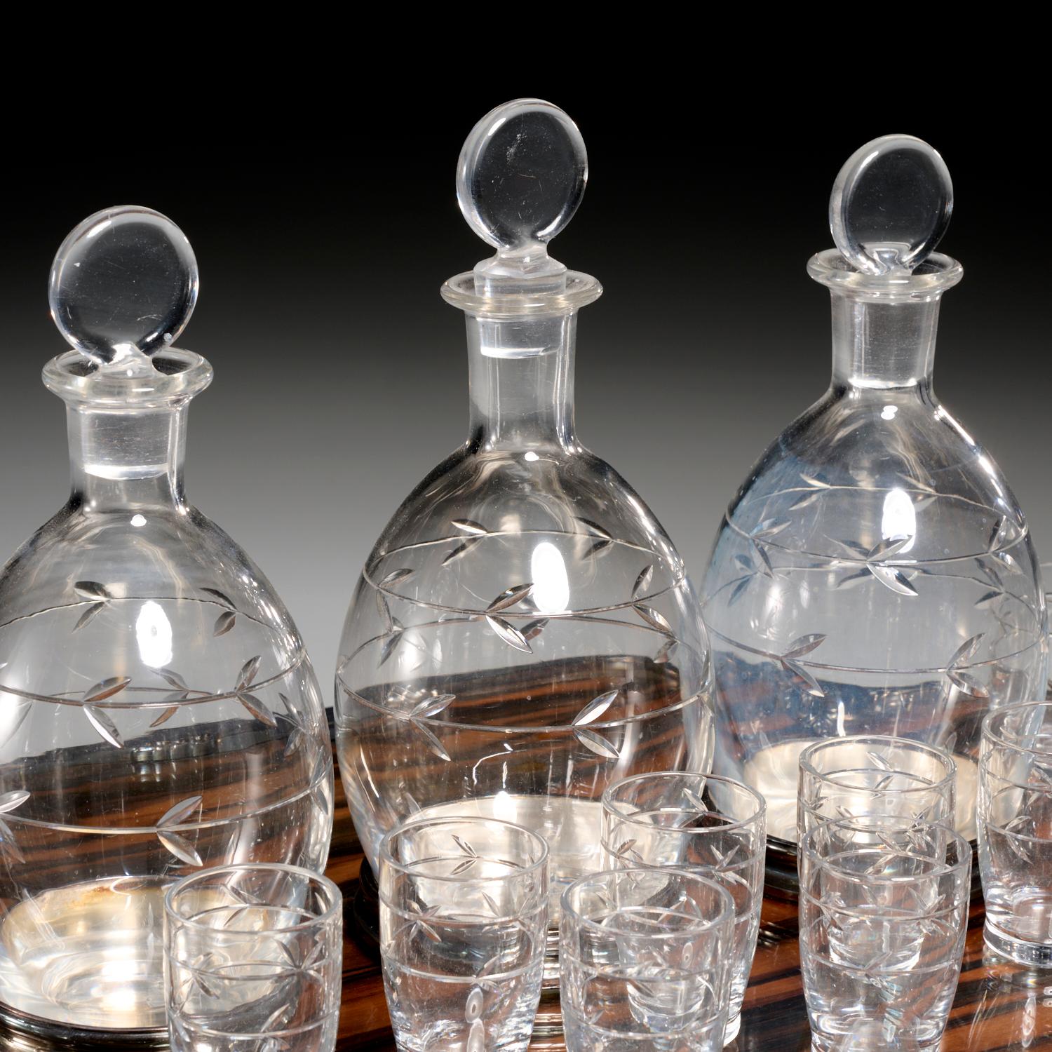 Art Nouveau Set di cordiali Boin-Taburet Paris del 19° secolo su un vassoio in argento e ebano Macassar in vendita
