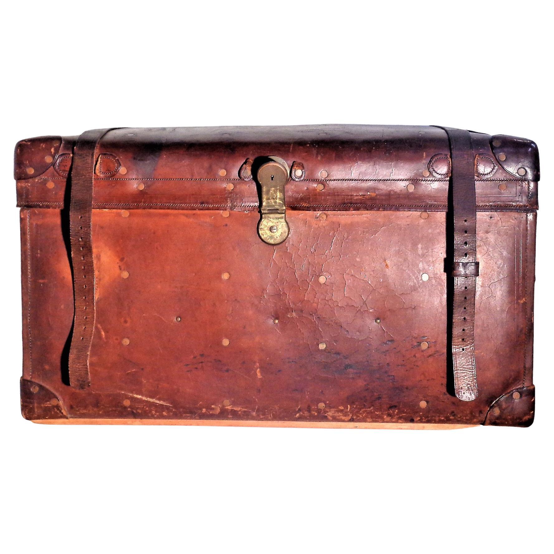 Baúl de viaje de cuero remachado con latón del S. XIX Sage's Trunk Depot Boston, Ma. Estadounidense en venta